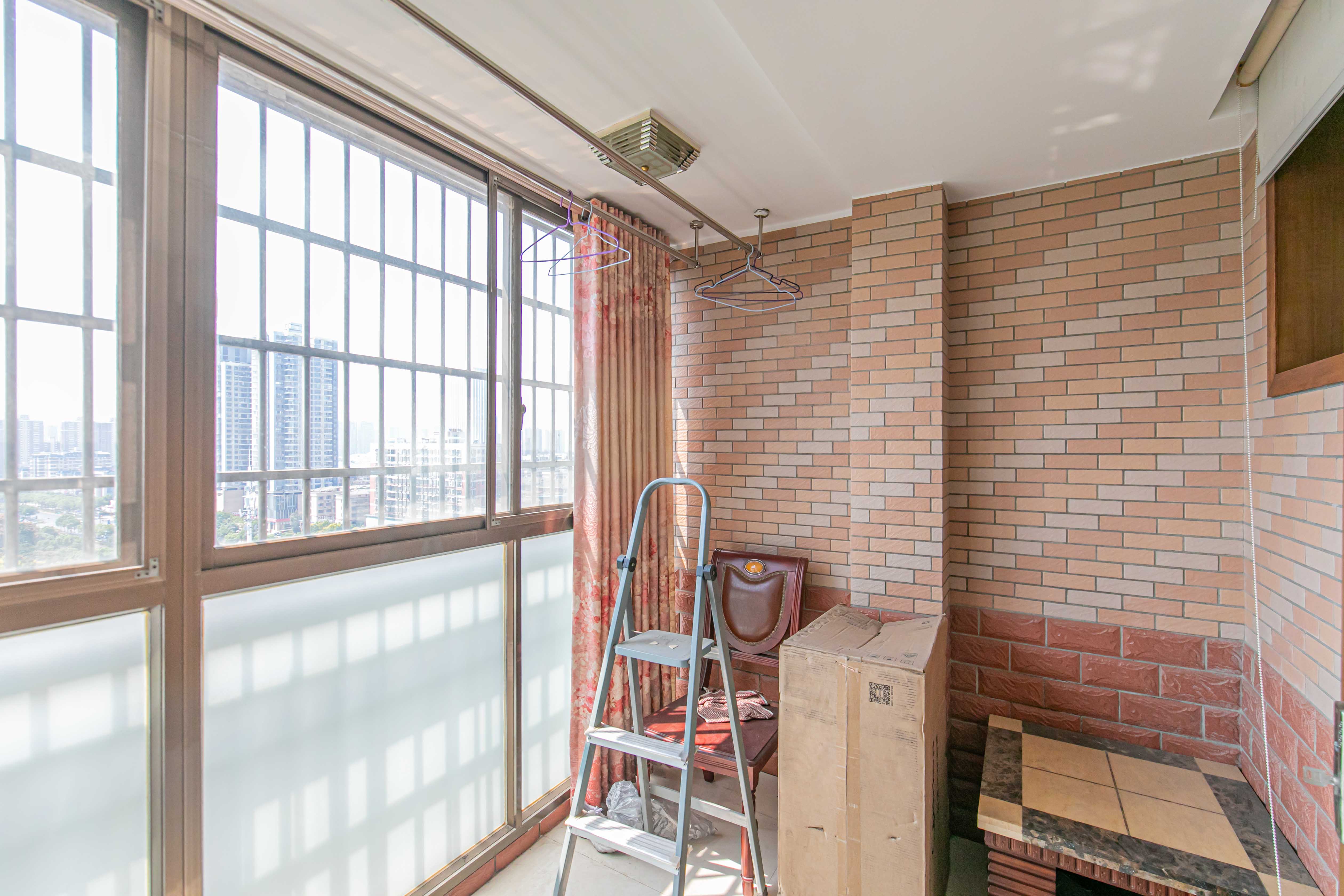 阳光丽景  4室2厅1卫    105.0万阳台