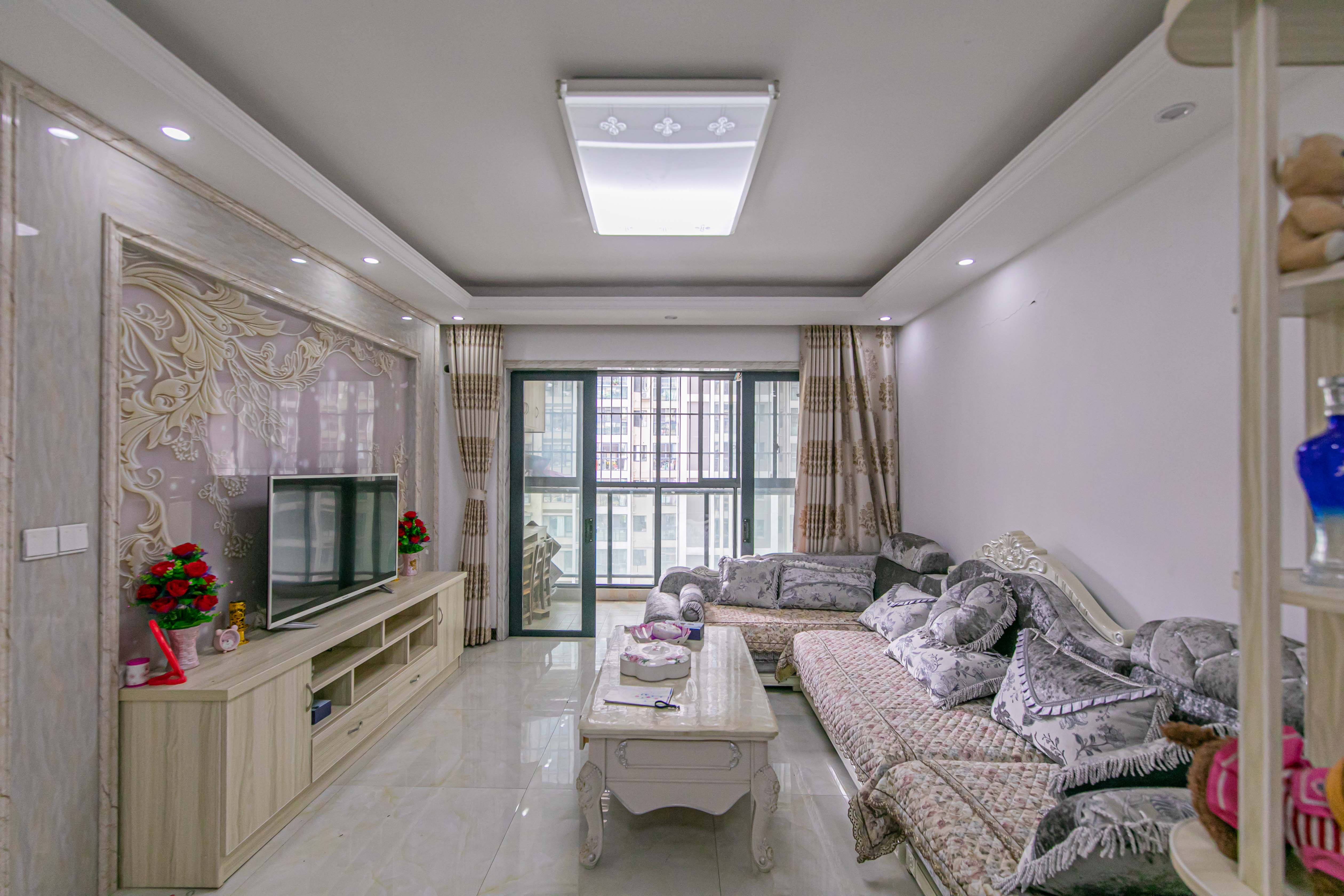 蓝山郡  3室2厅1卫    83.8万客厅