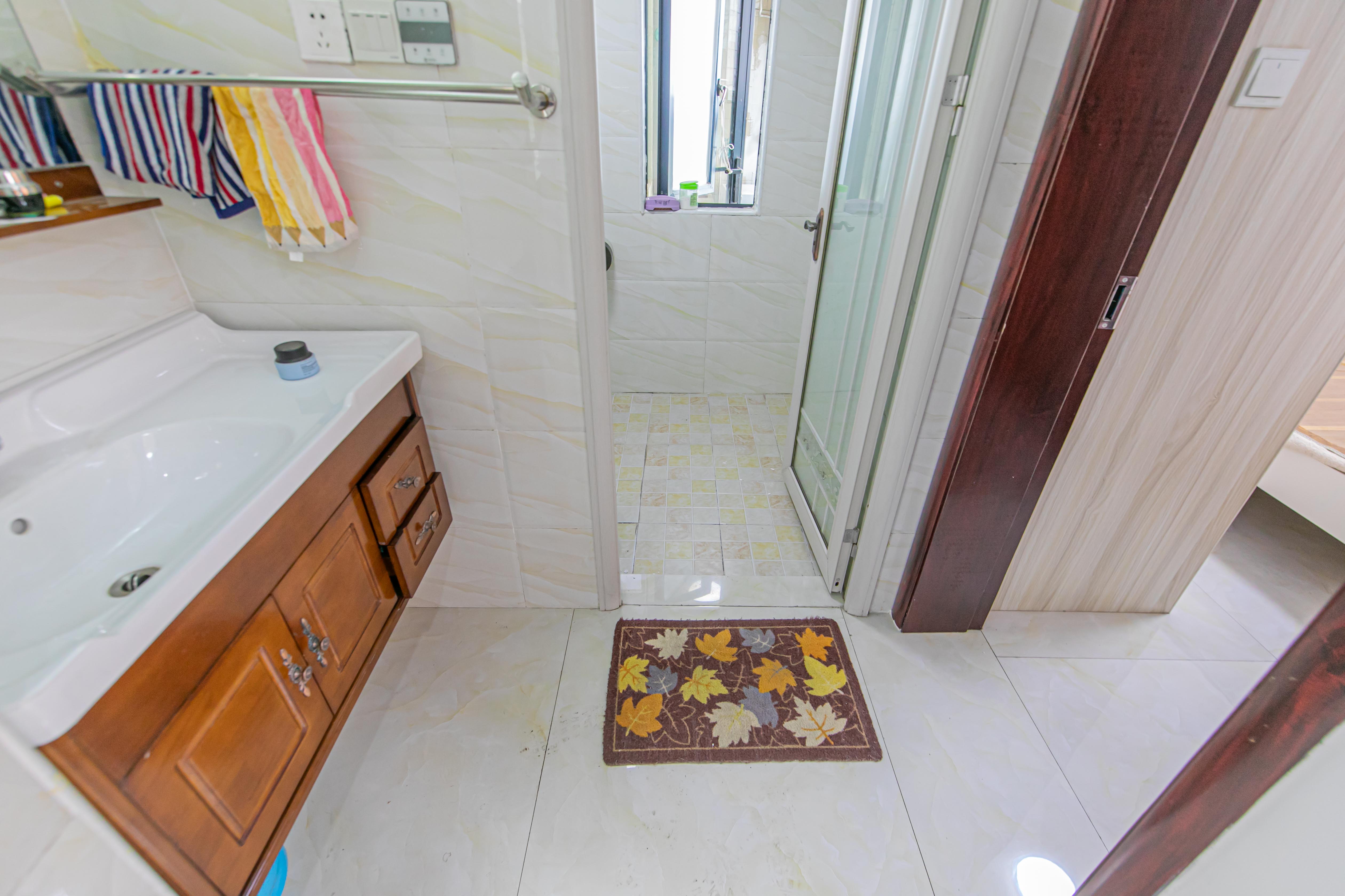 蓝山郡  3室2厅1卫    83.8万卫生间