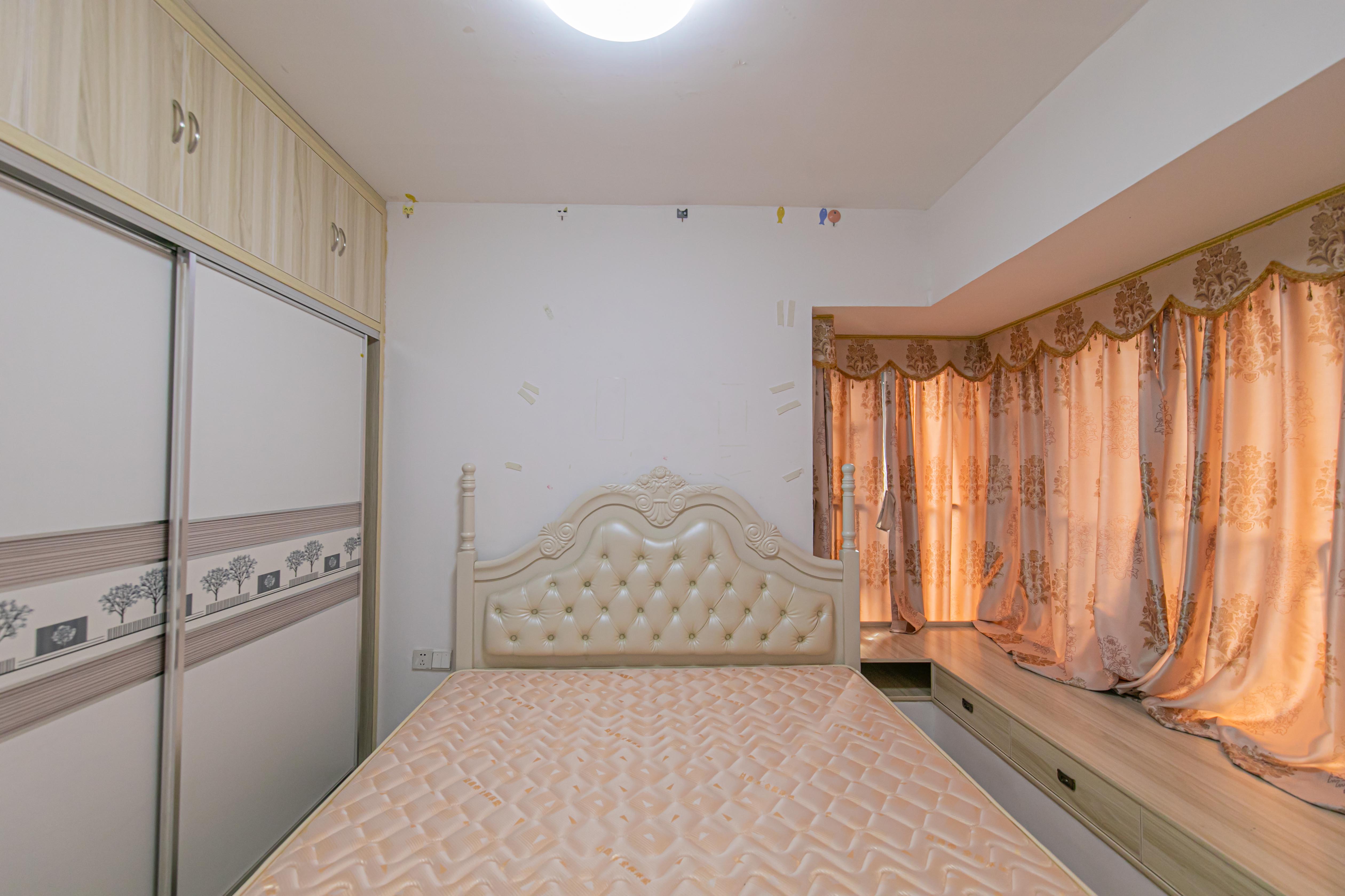 蓝山郡  3室2厅1卫    83.8万卧室