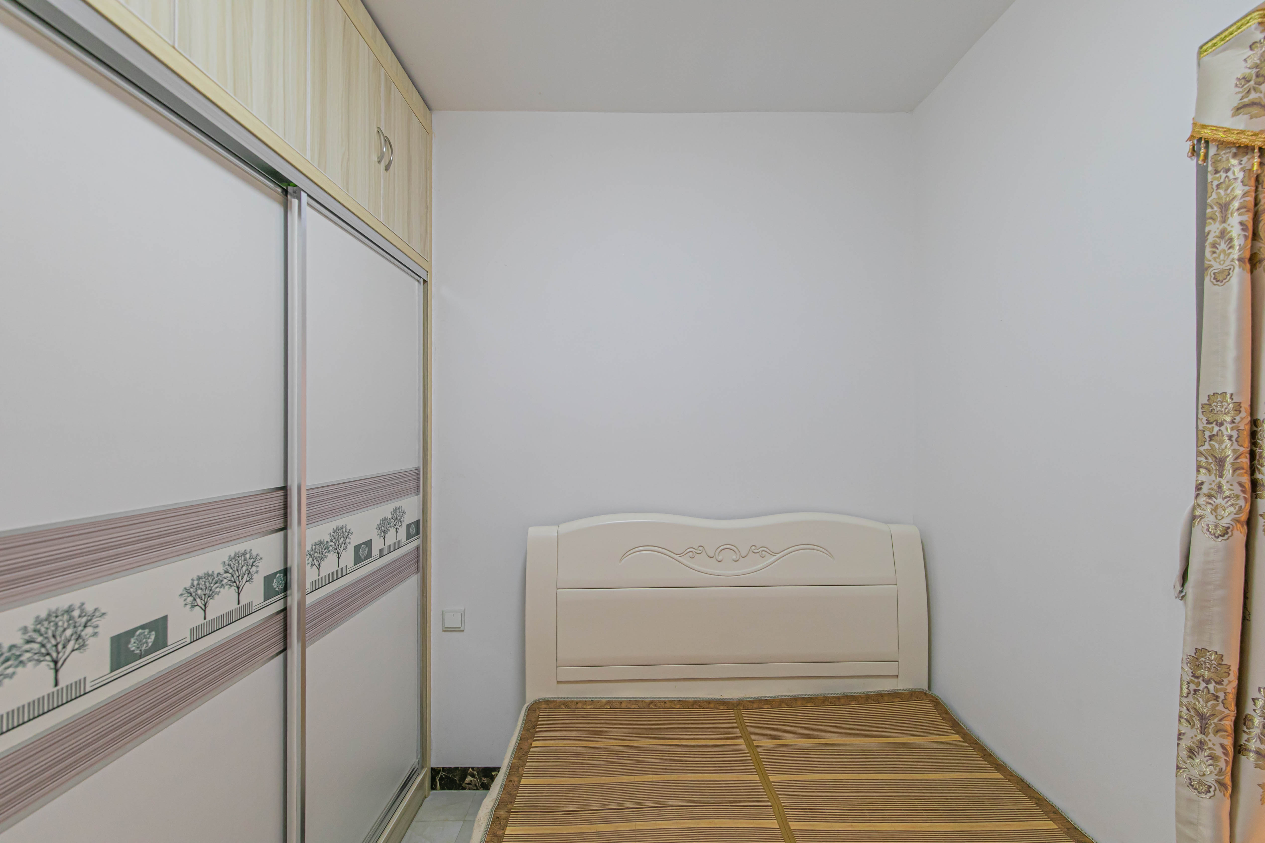 蓝山郡  3室2厅1卫    83.8万卧室