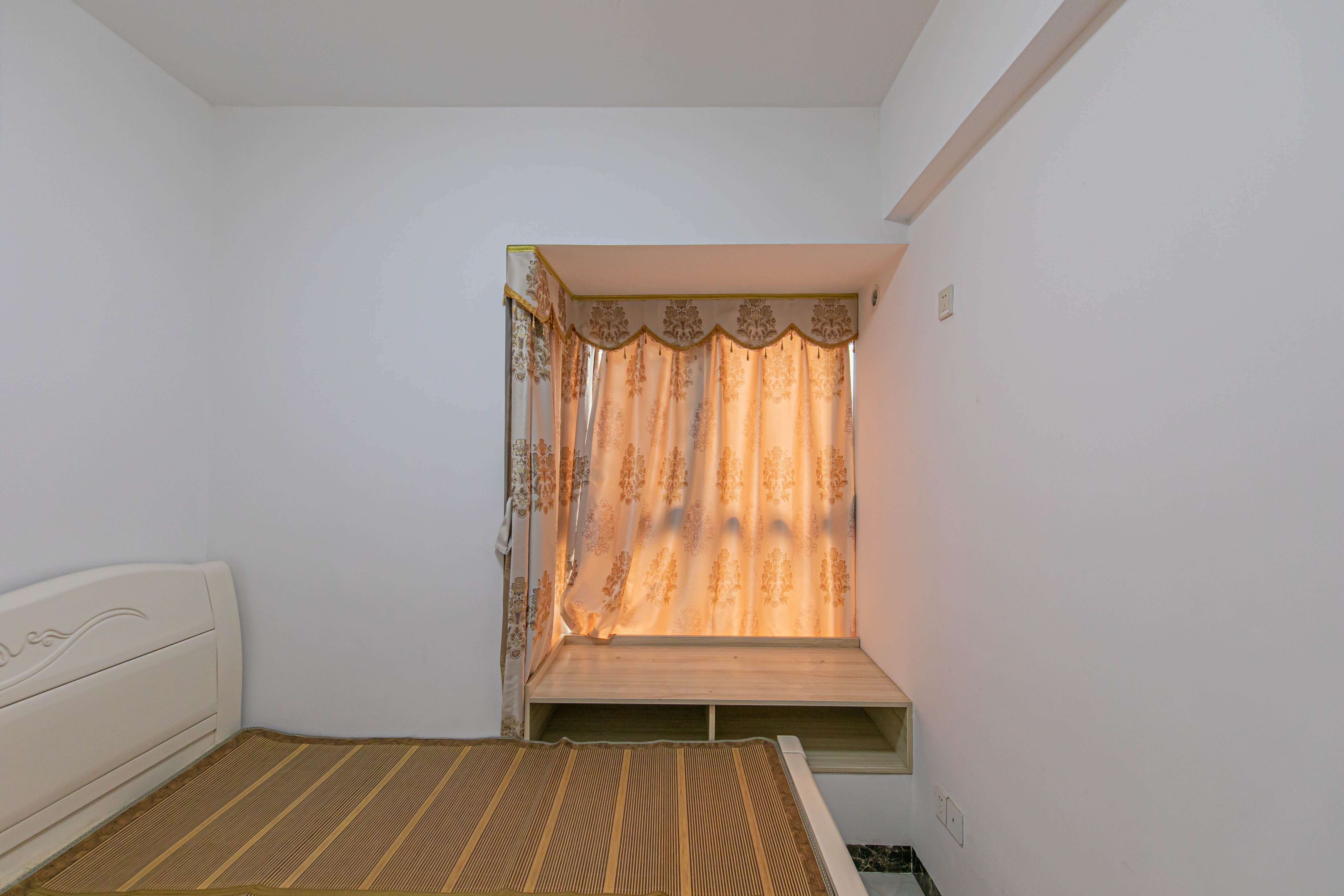 蓝山郡  3室2厅1卫    83.8万卧室