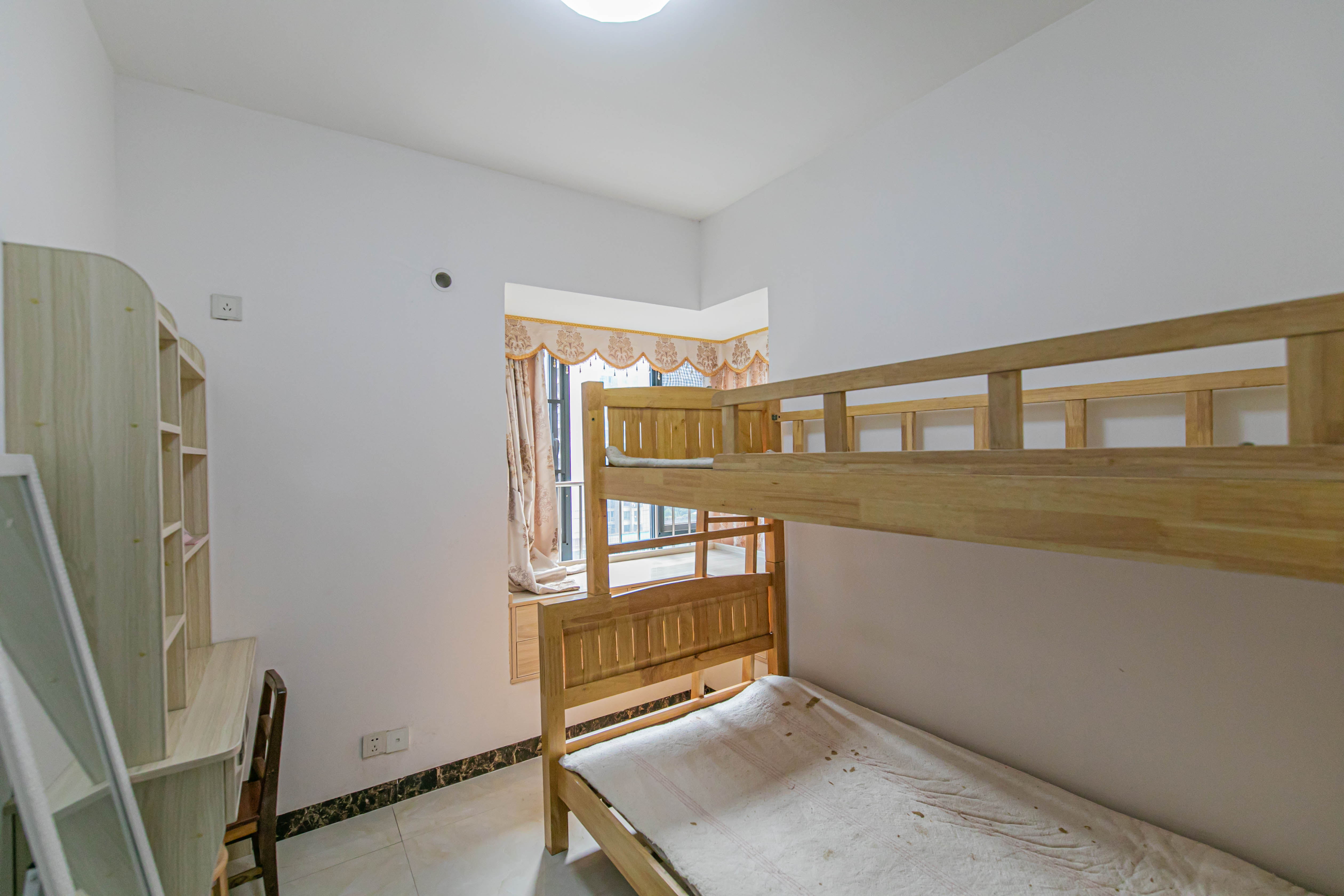 蓝山郡  3室2厅1卫    83.8万卧室