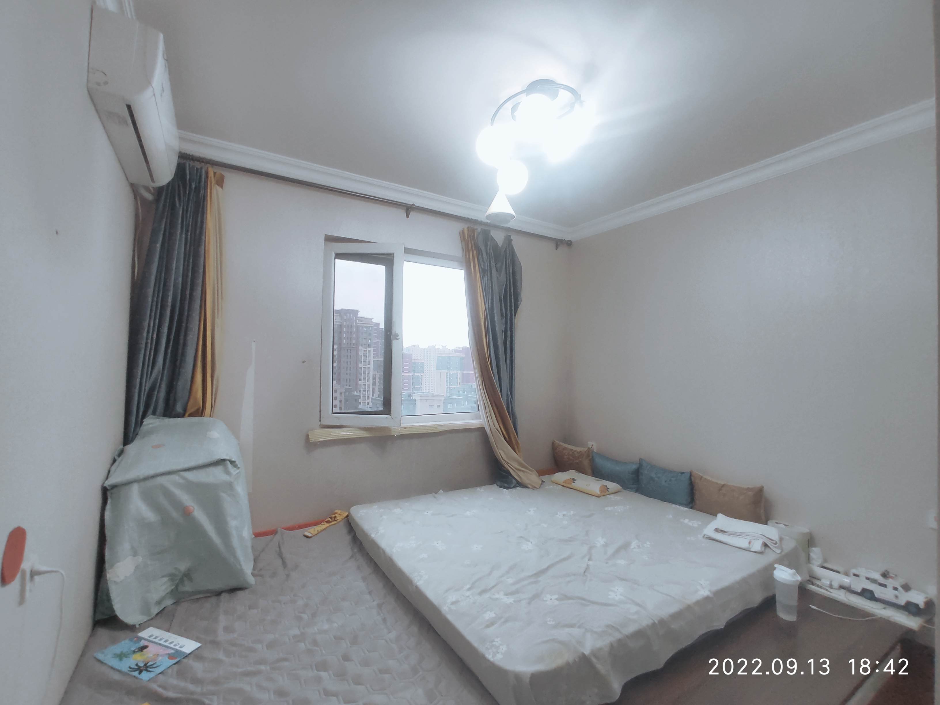 中海凯旋门  3室2厅2卫   270.00万客厅