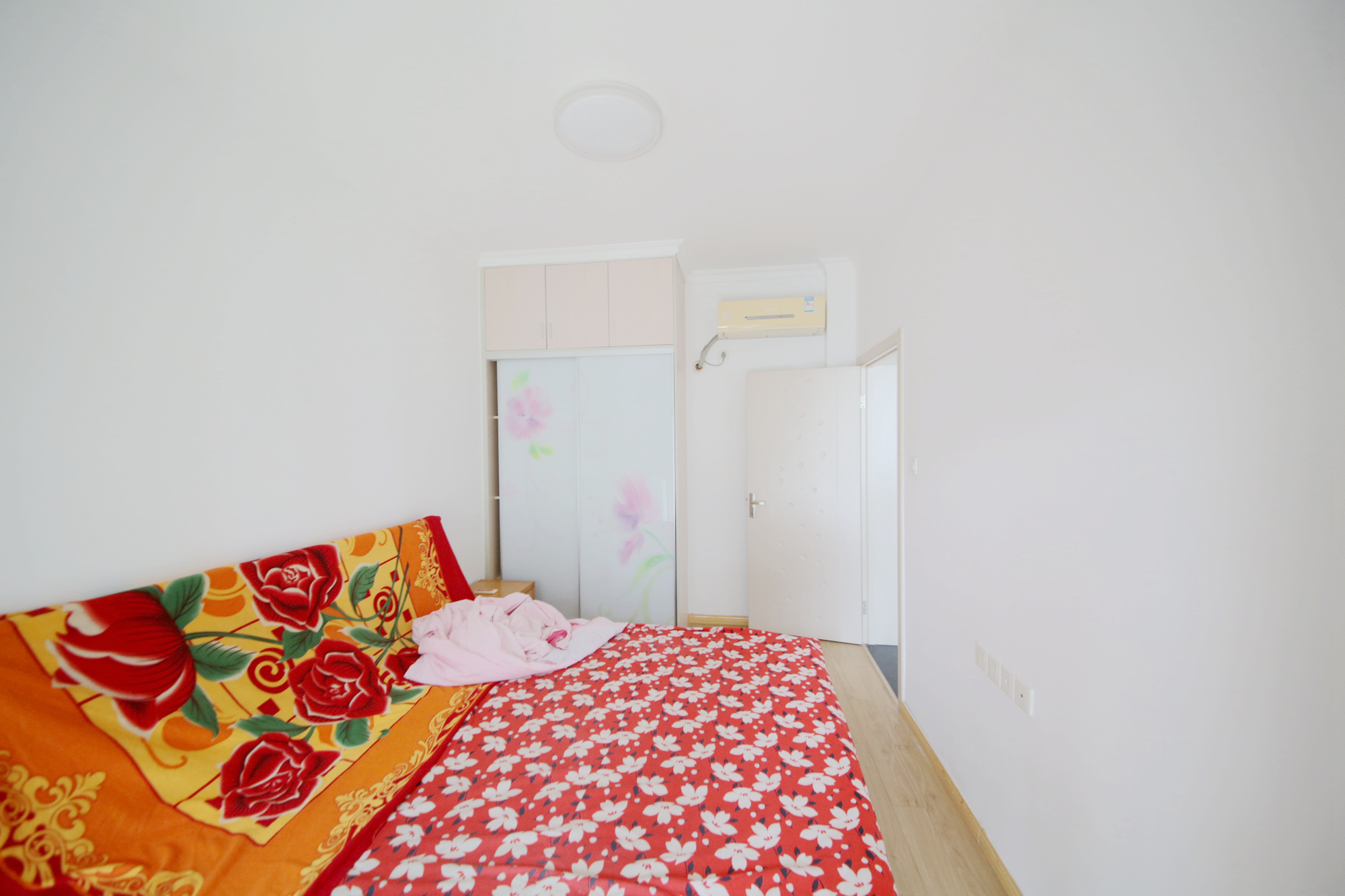 泊爱蓝湾  3室2厅2卫    145.0万卧室