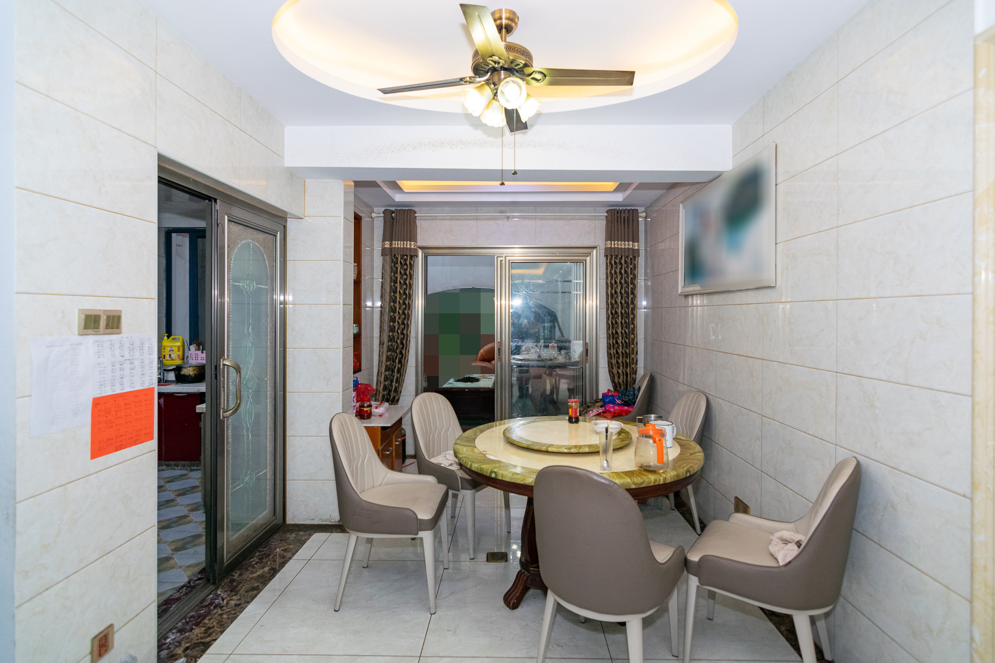 勤诚达新界 7室3厅3卫 180.0万 勤诚达新界 7室3厅3卫 180.0万客厅