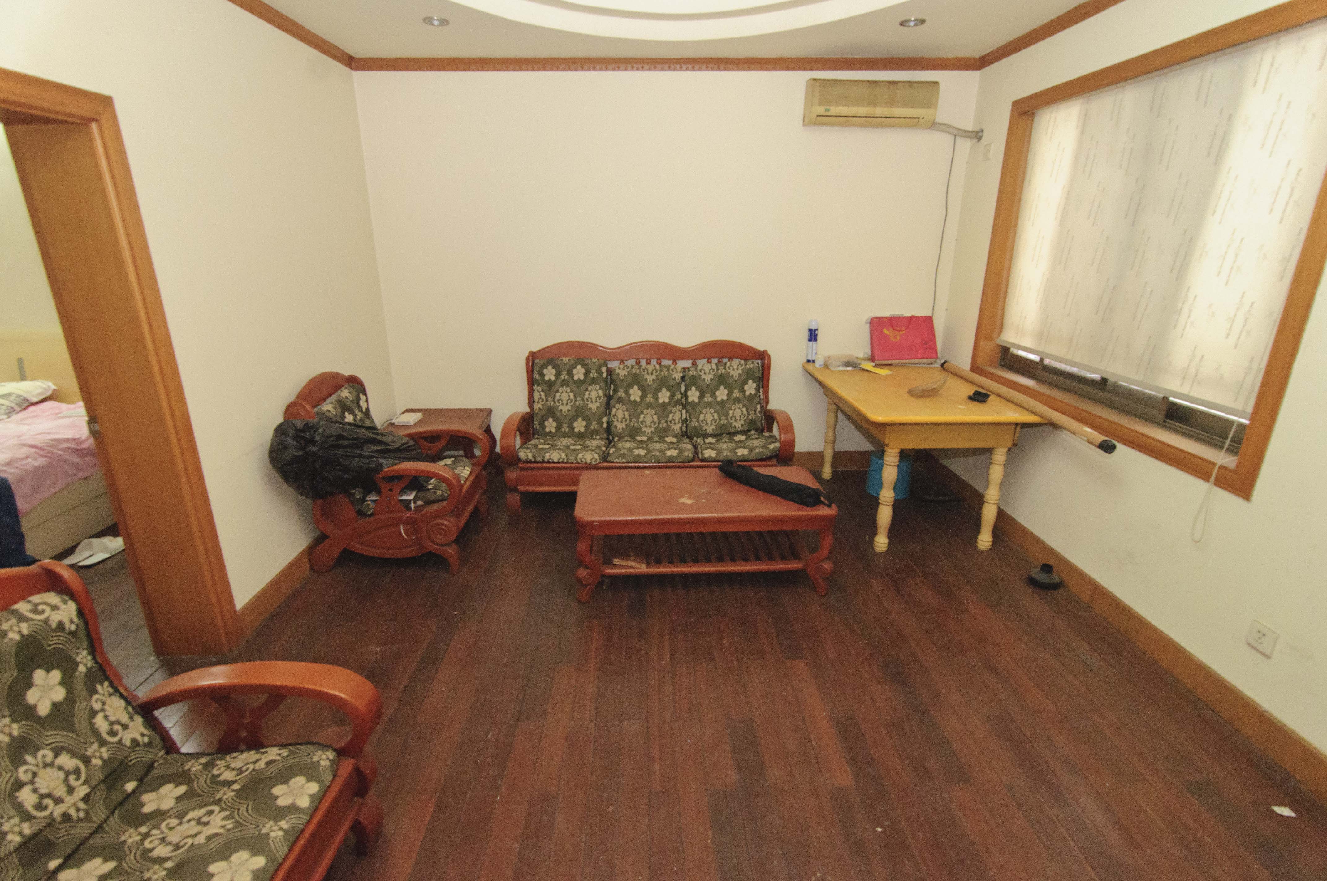 仰天湖省送变电宿舍  3室2厅1卫    62.0万客厅