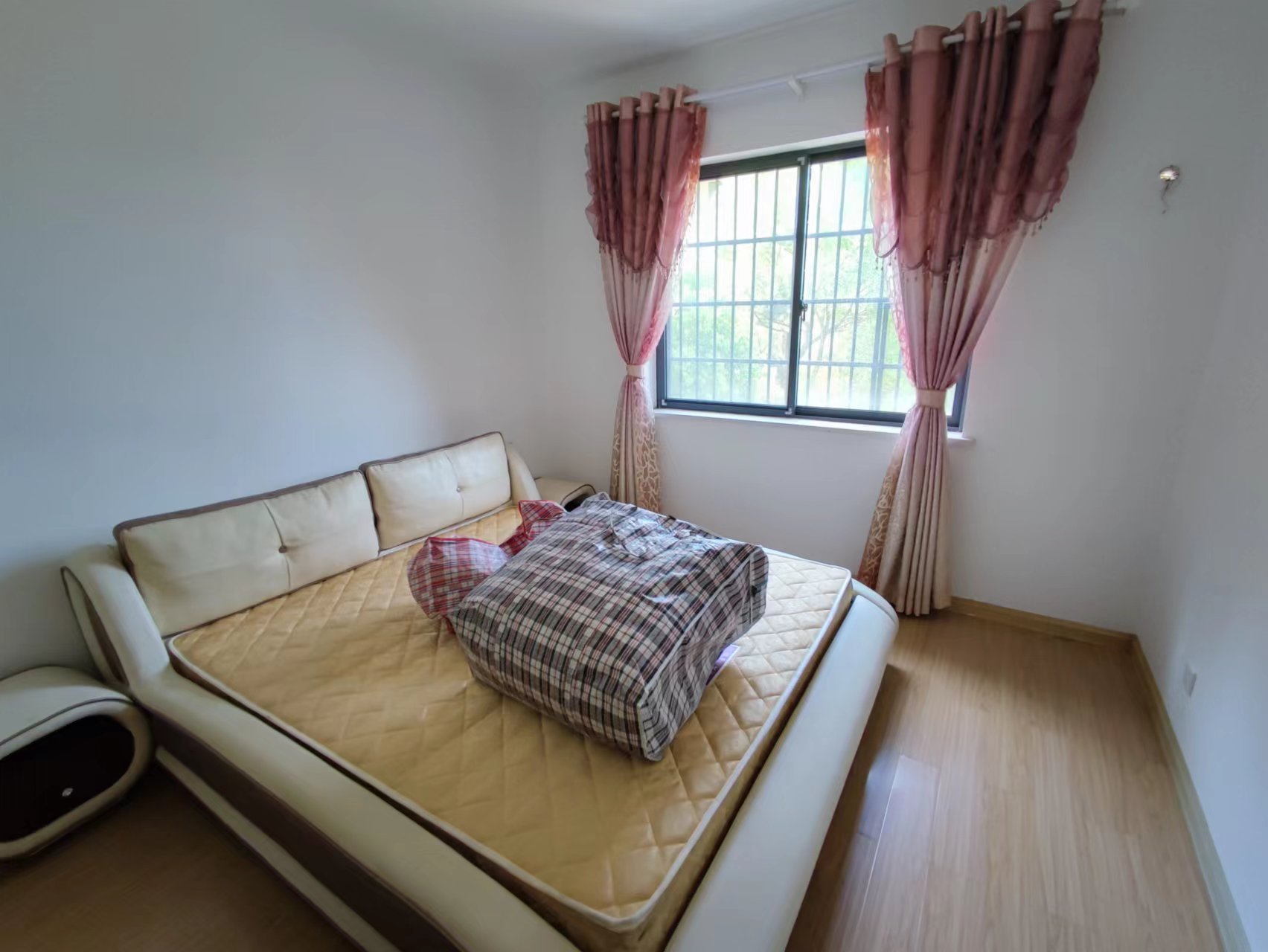 东方锦泰 2室2厅1卫 48.0万 东方锦泰 2室2厅1卫 48.0万客厅