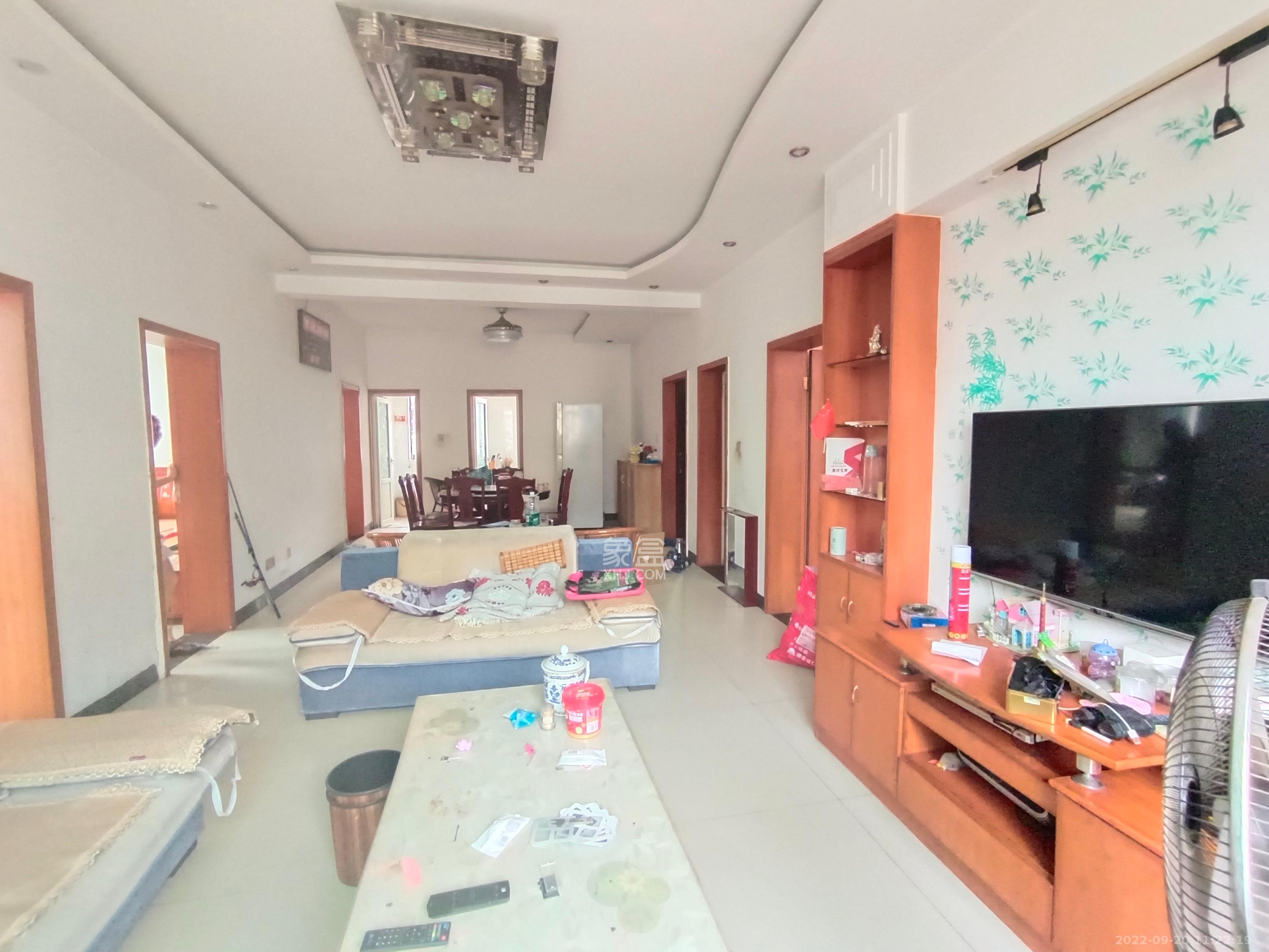 泉塘小区  4室2厅2卫    1800.0元/月室内图1