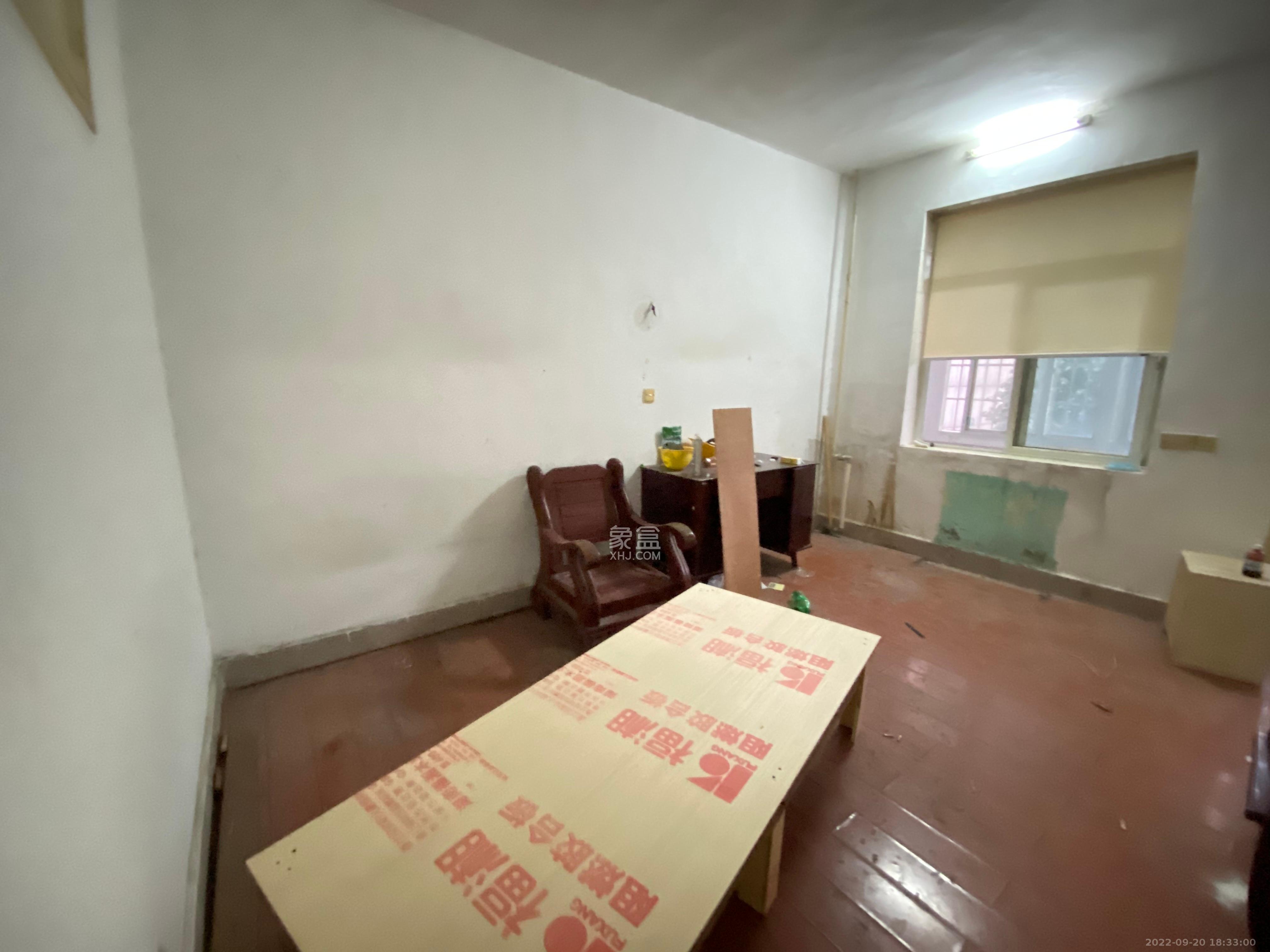 湘农桥社区  3室1厅1卫   2600.00元/月室内图