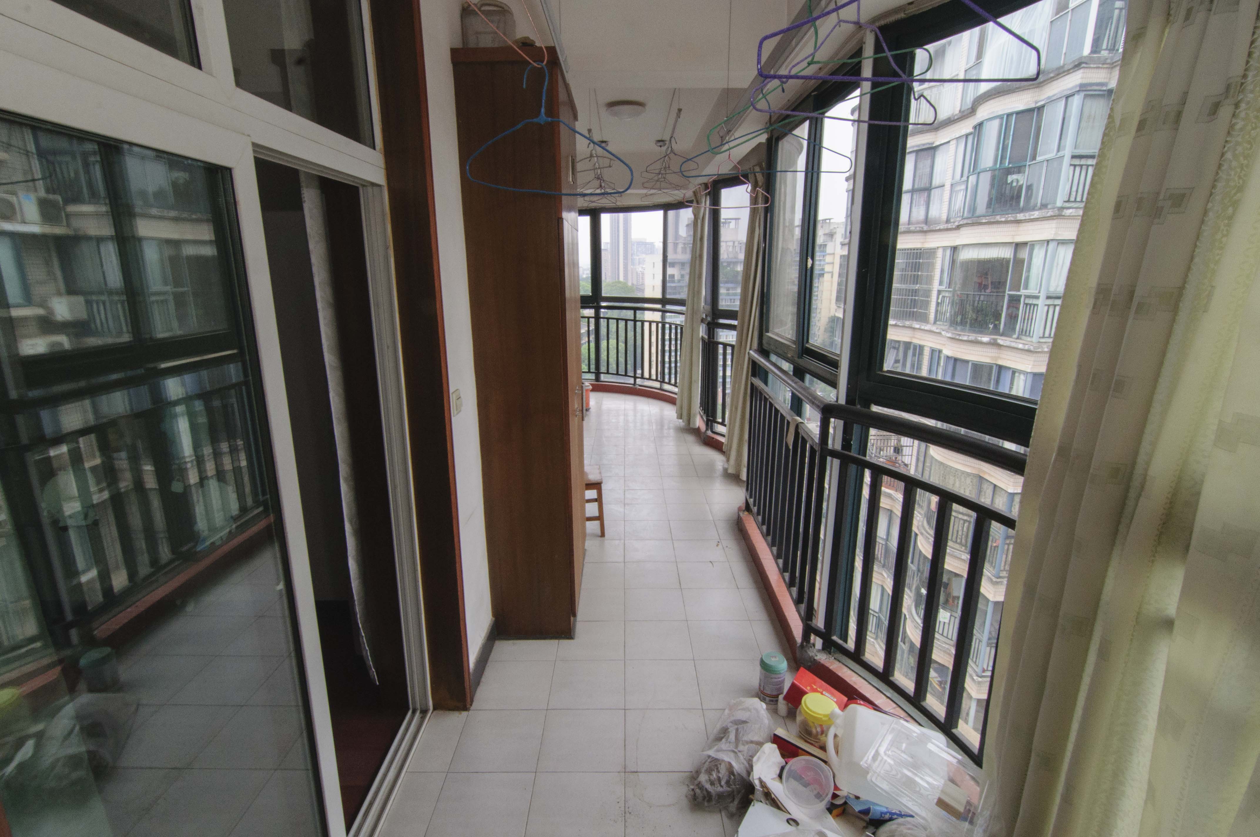 华丽家族  4室2厅2卫    120.0万阳台