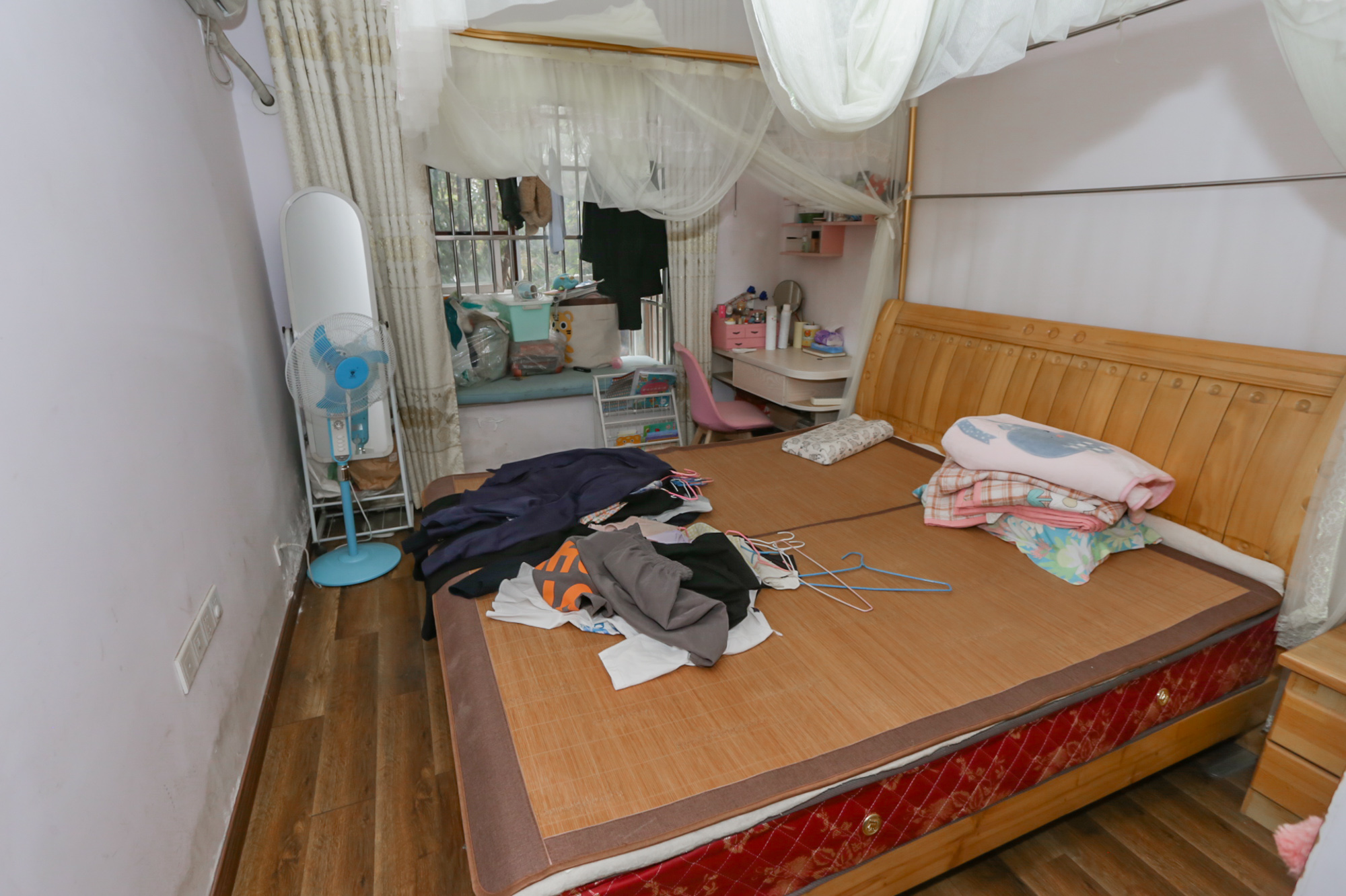 联美品格  3室2厅1卫   90.00万卧室