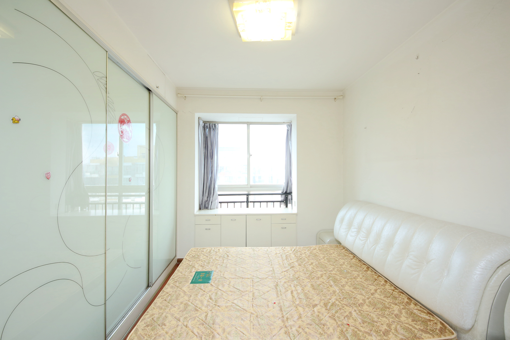 山水华景  3室2厅2卫   92.00万卧室