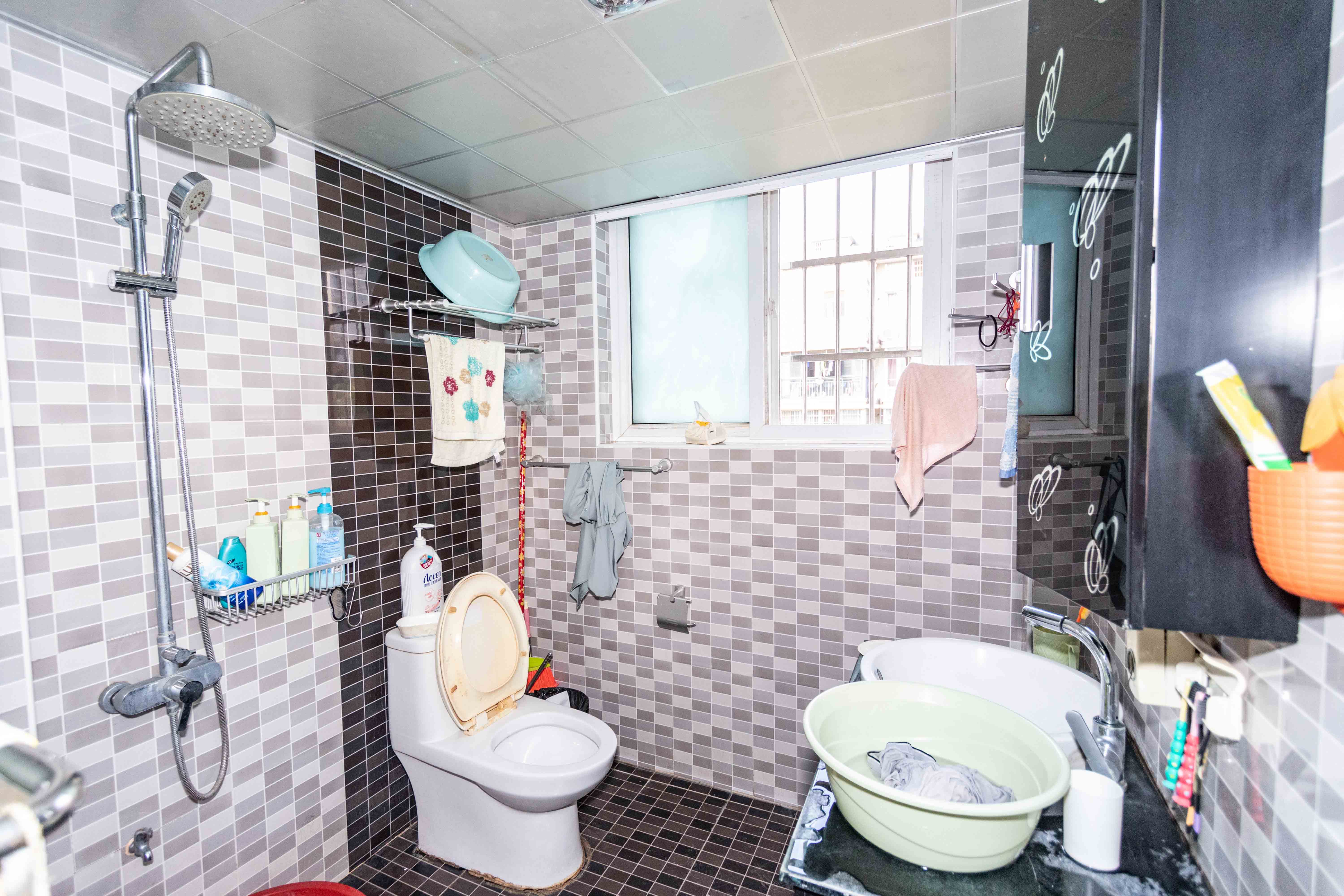 鄱阳小区  3室2厅1卫    56.0万卫生间