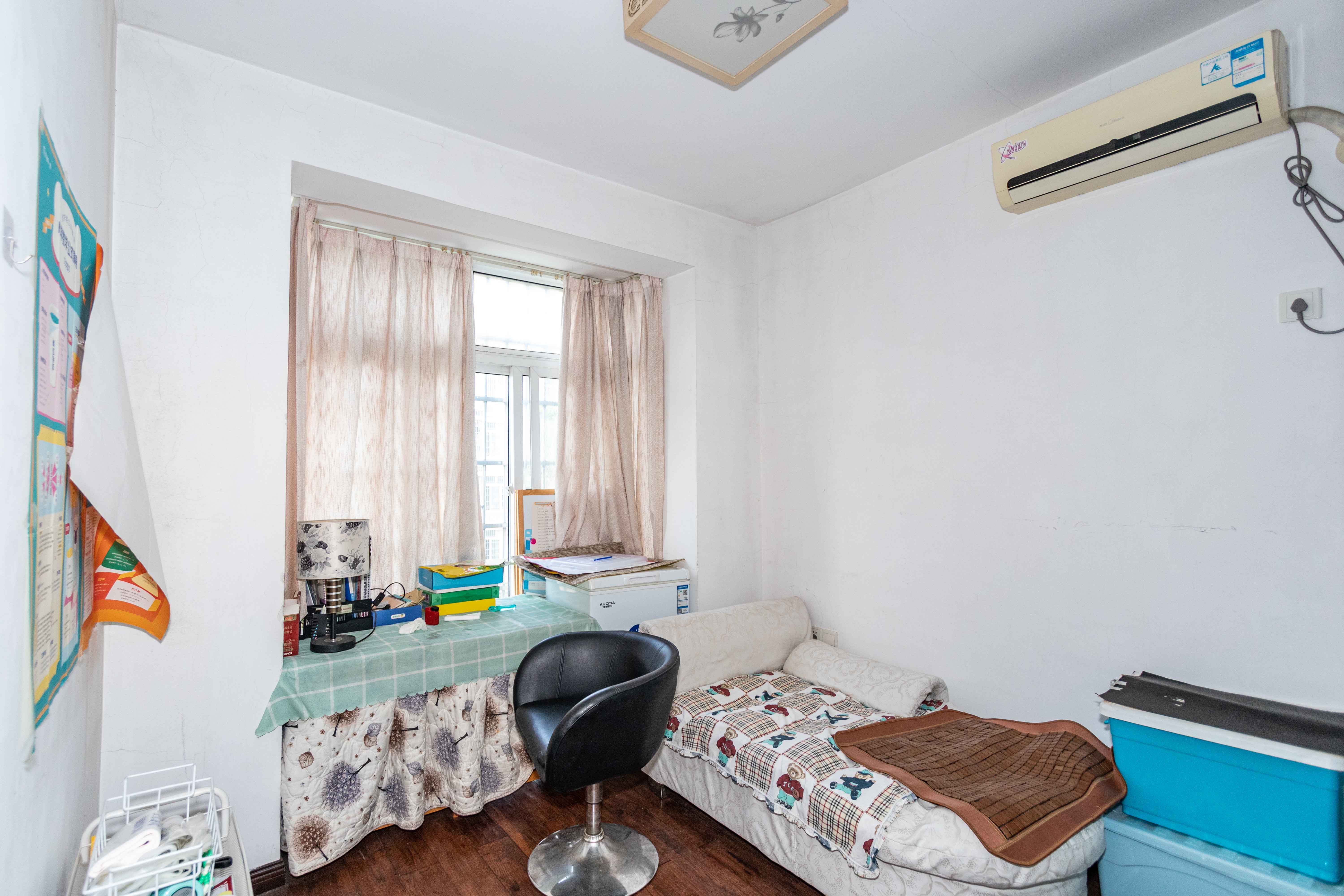 鄱阳小区  3室2厅1卫    56.0万卧室