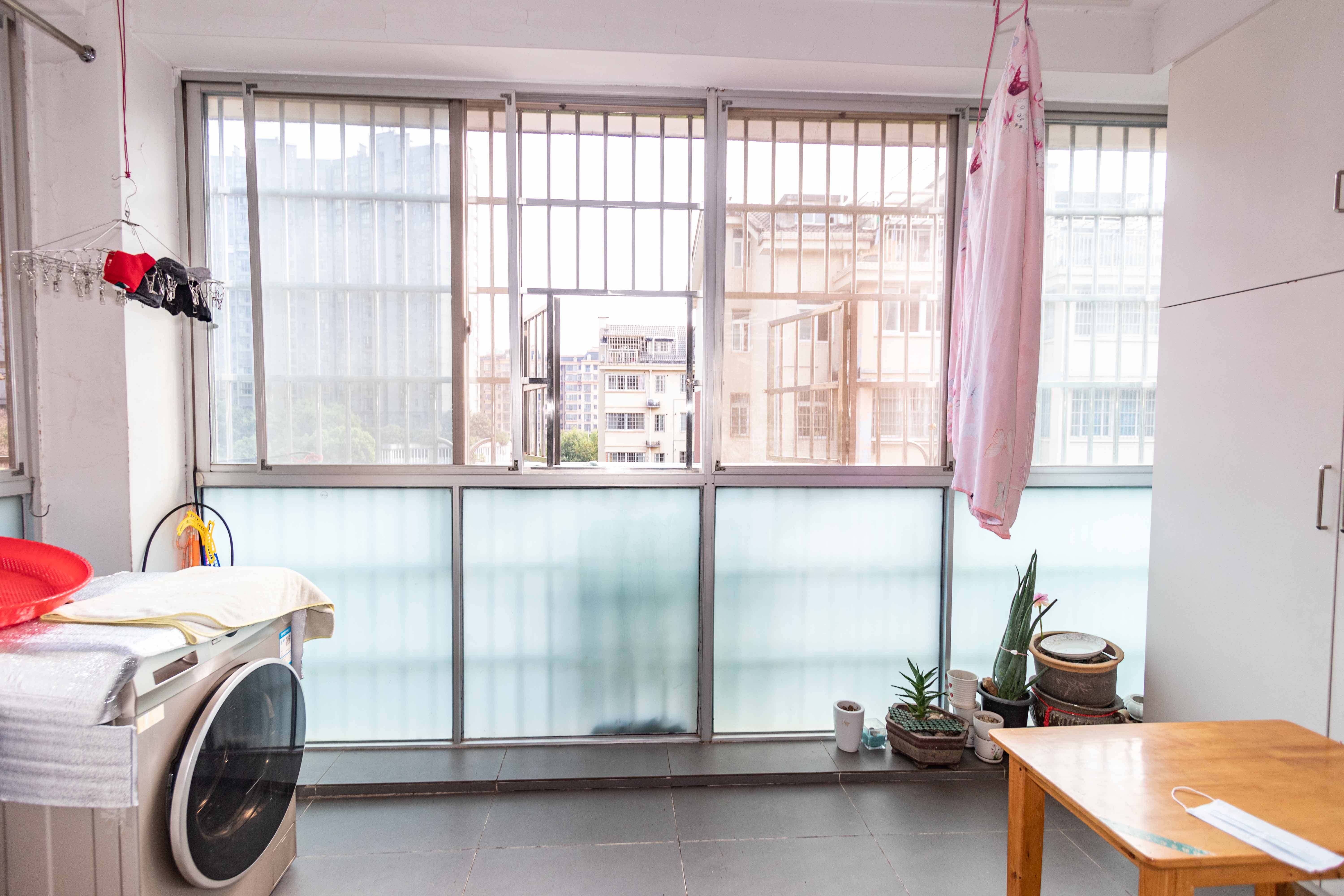 鄱阳小区  3室2厅1卫    56.0万阳台