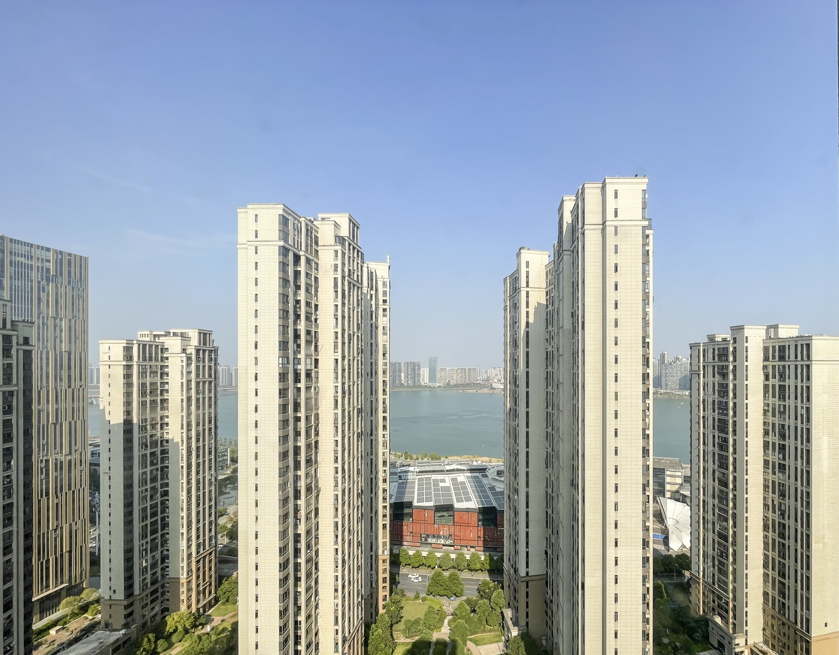 南山雍江汇（滨江国际新城）  4室2厅1卫   234.00万阳台
