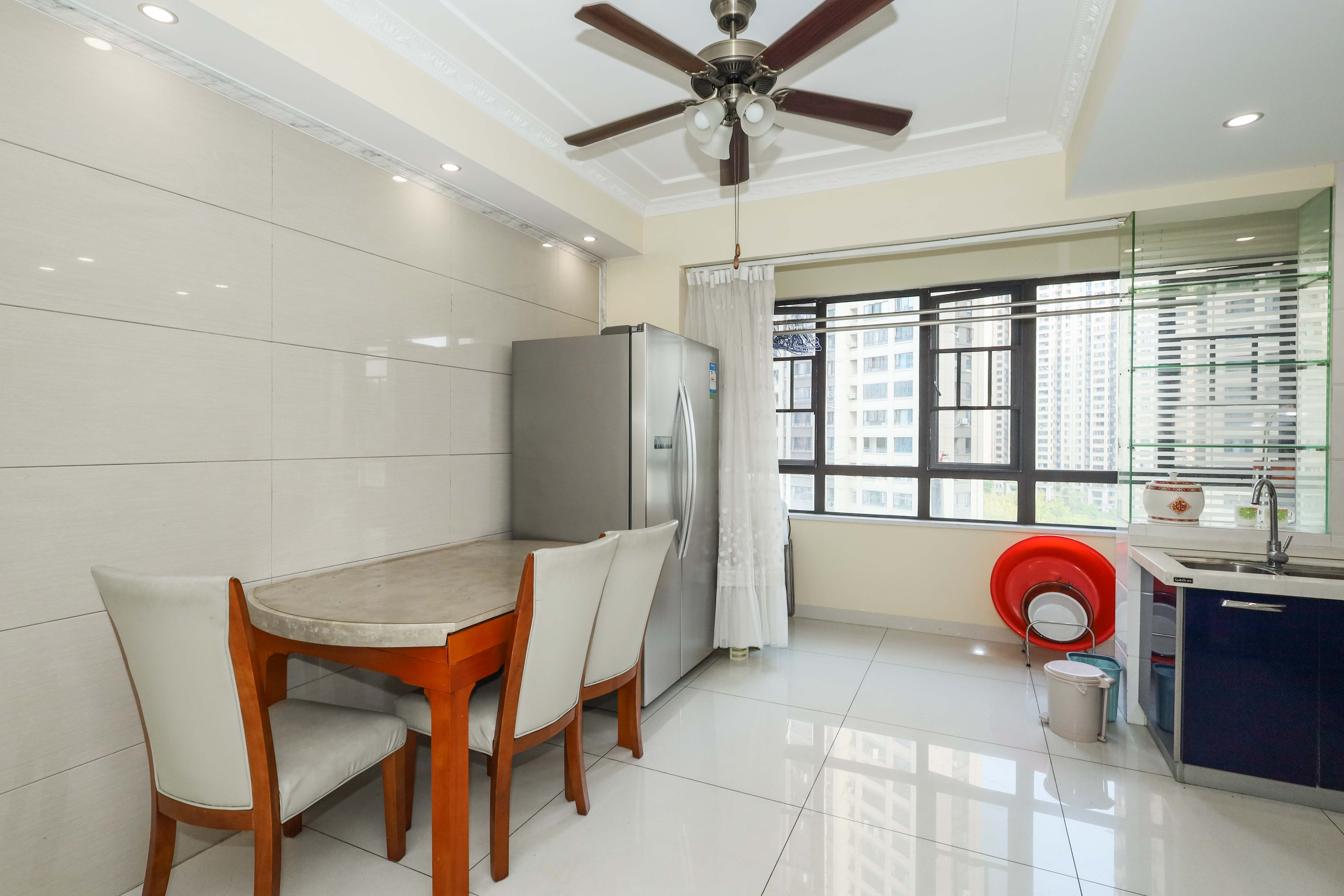 和泓梅溪四季  4室2厅1卫    188.0万客厅