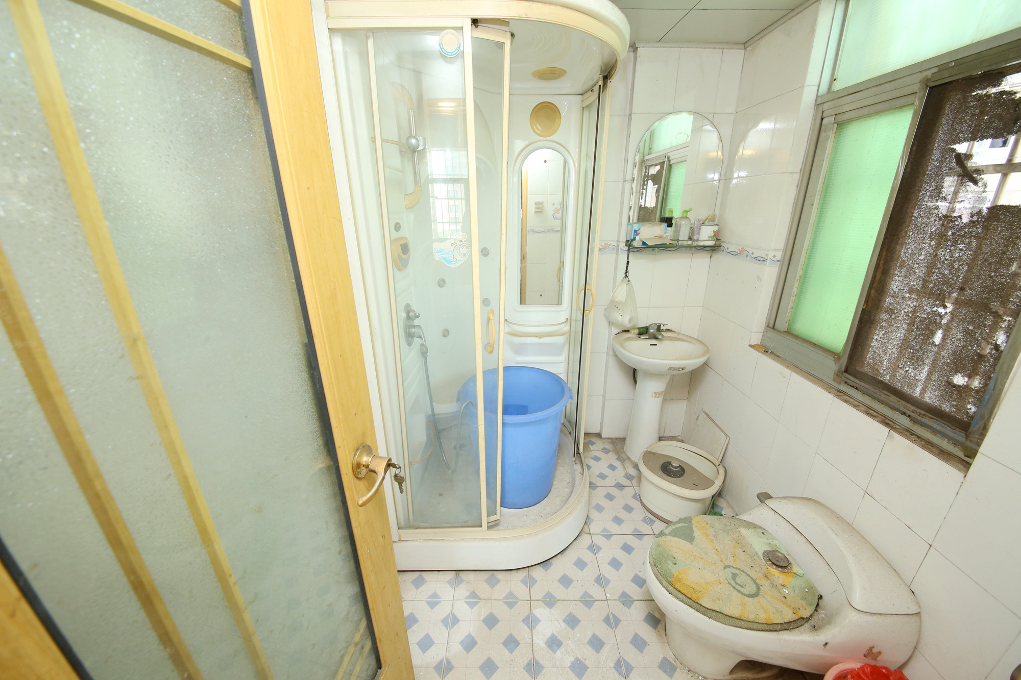 汇源大厦  3室2厅1卫    163.0万卫生间