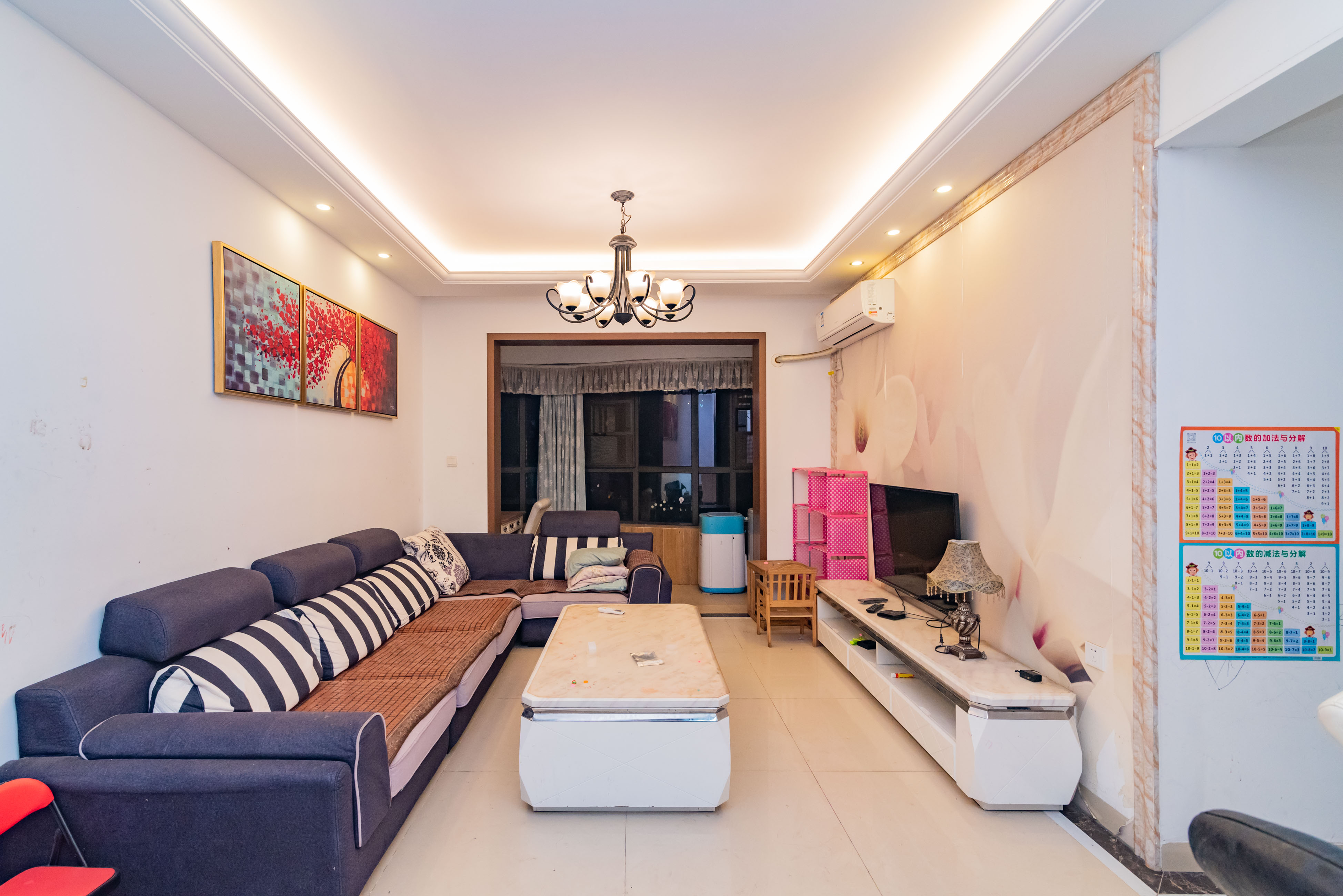 旺德府恺悦国际  4室2厅2卫   100.00万客厅