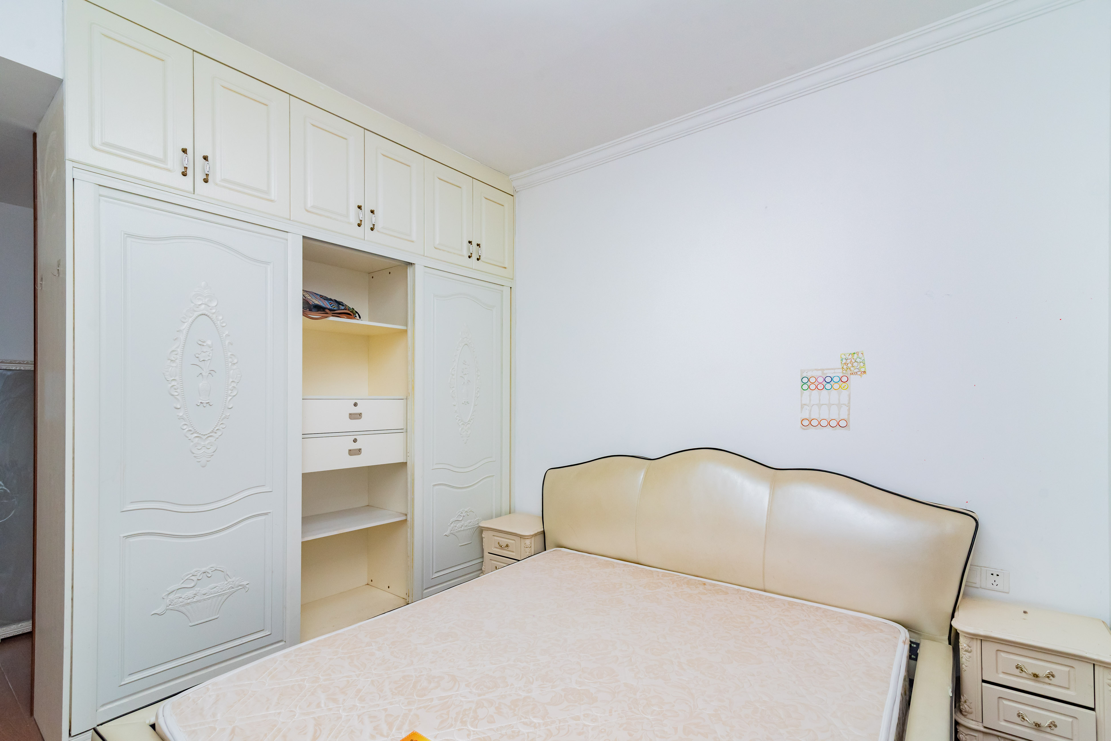 旺德府恺悦国际  4室2厅2卫   100.00万卧室