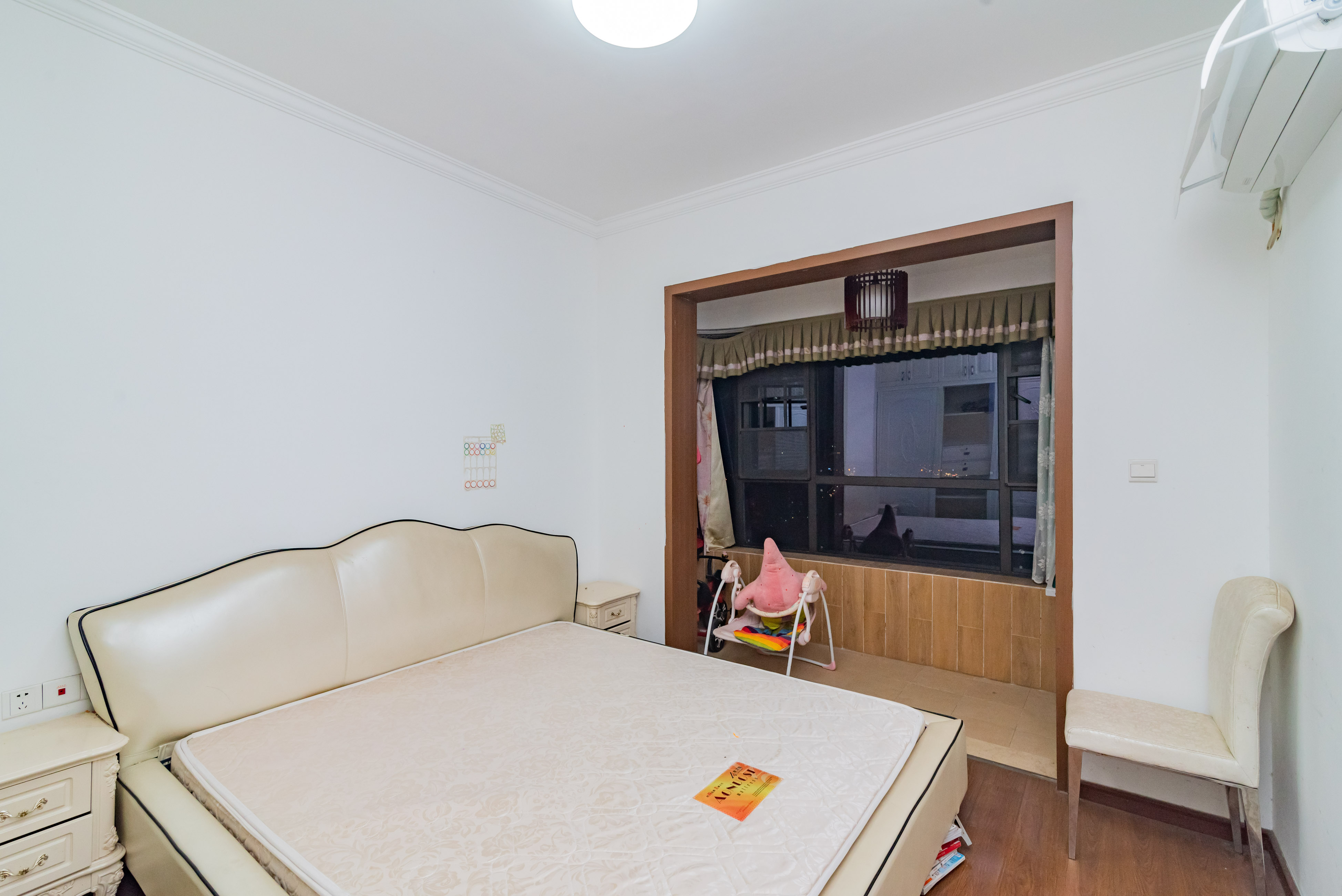 旺德府恺悦国际  4室2厅2卫   100.00万卧室