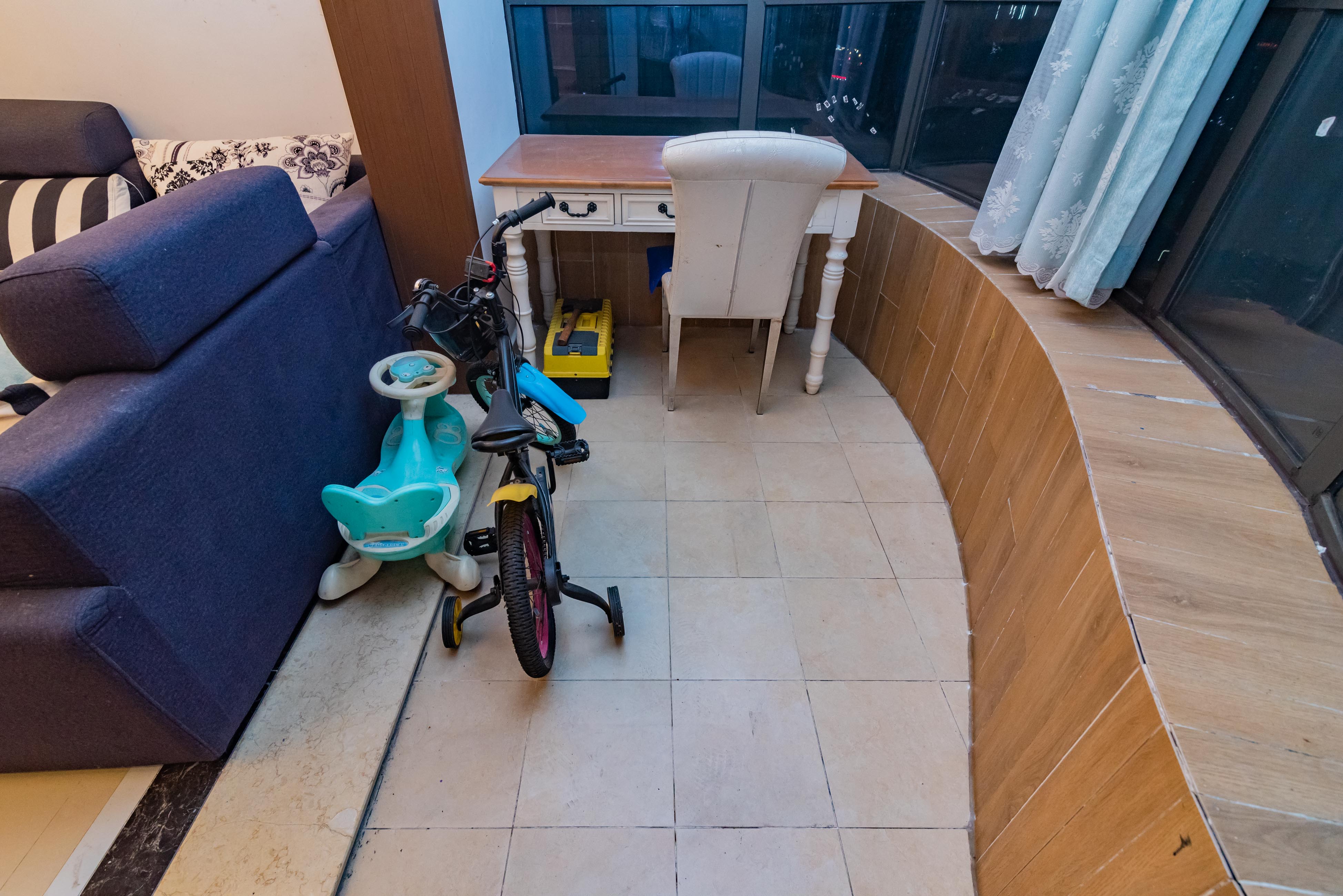 旺德府恺悦国际  4室2厅2卫   100.00万阳台