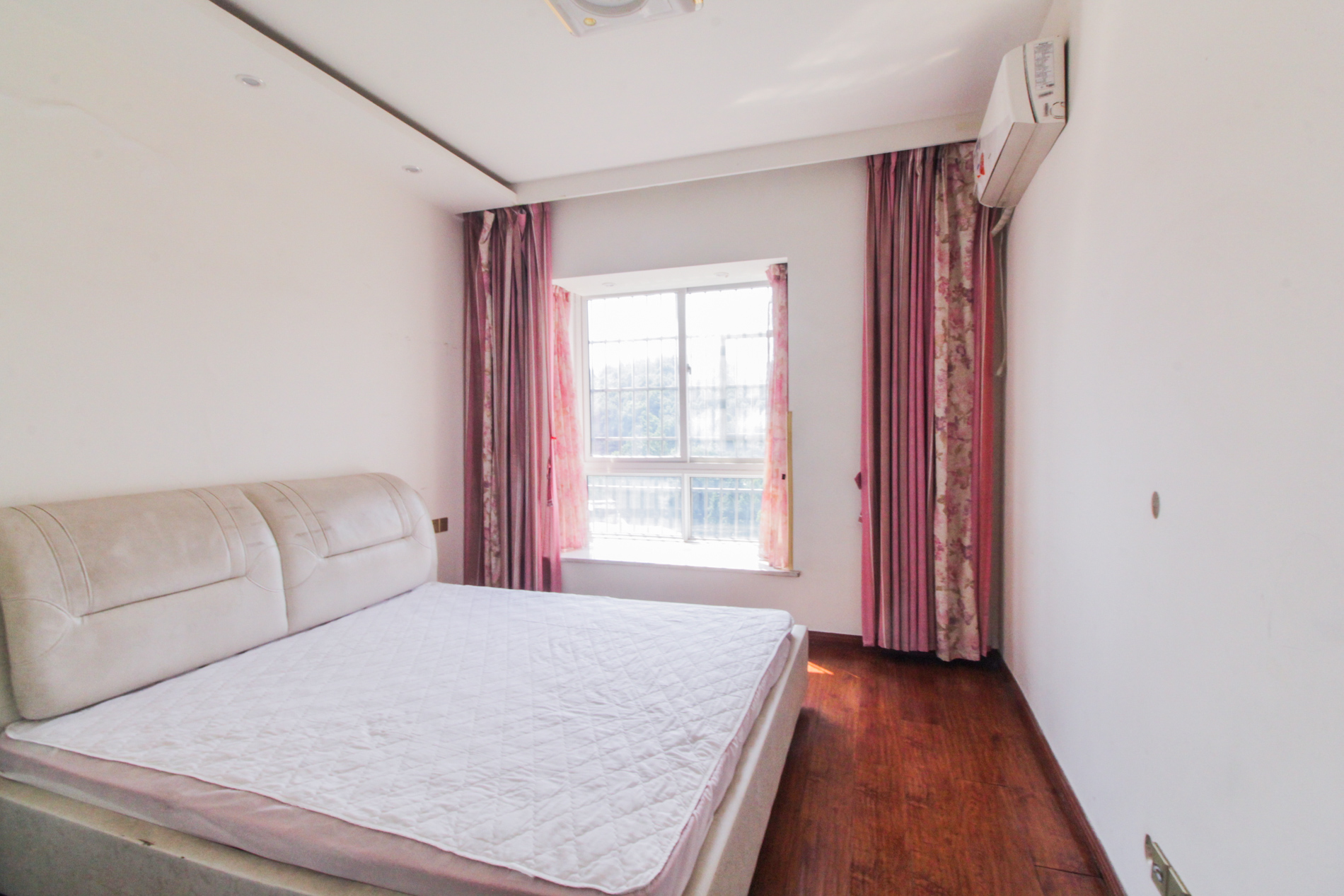 丰园城(鄱阳小区二期)  3室2厅2卫    73.8万 丰园城(鄱阳小区二期)  3室2厅2卫    73.8万卧室