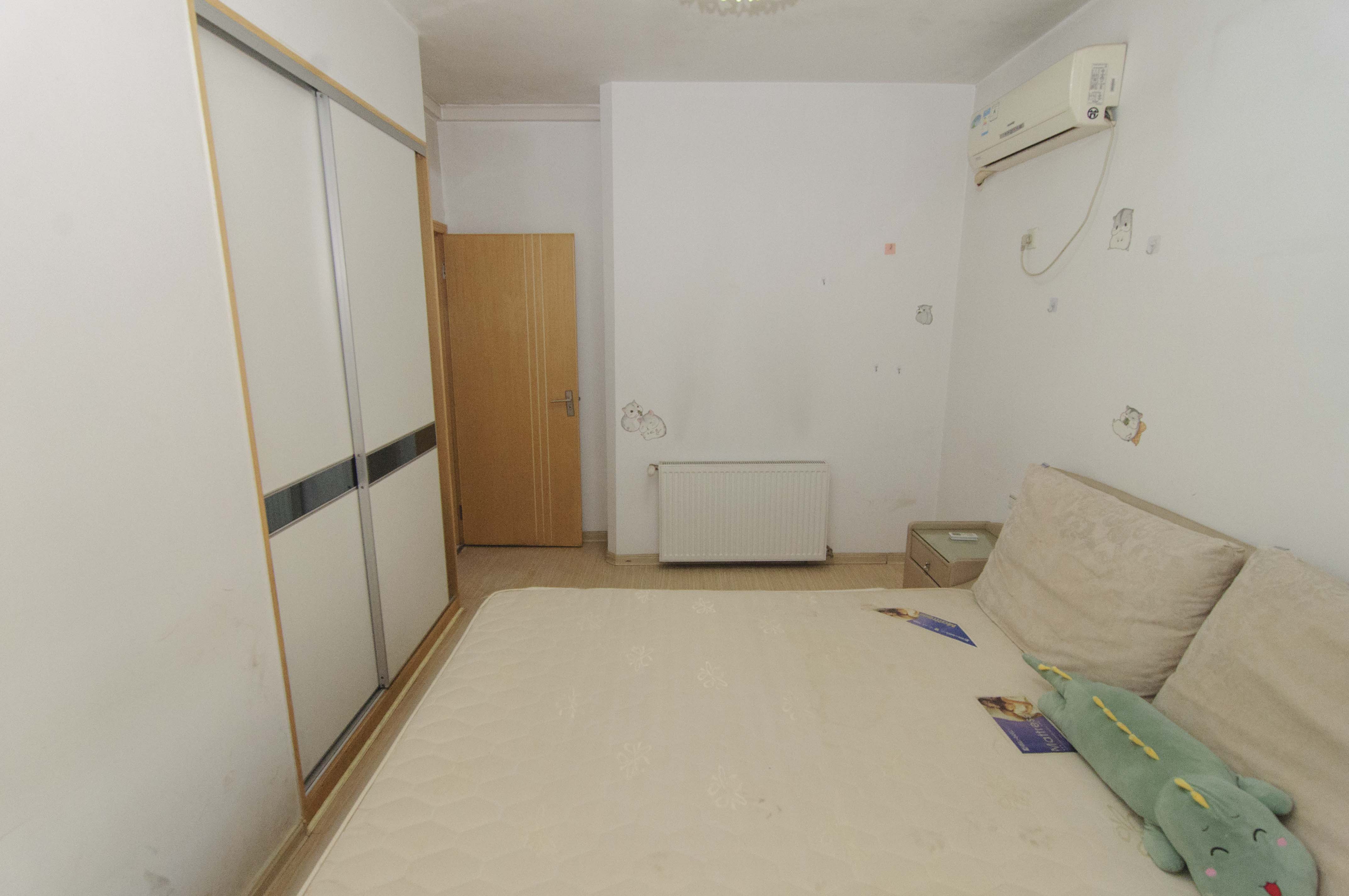 层上观邸  3室1厅1卫   93.80万卧室