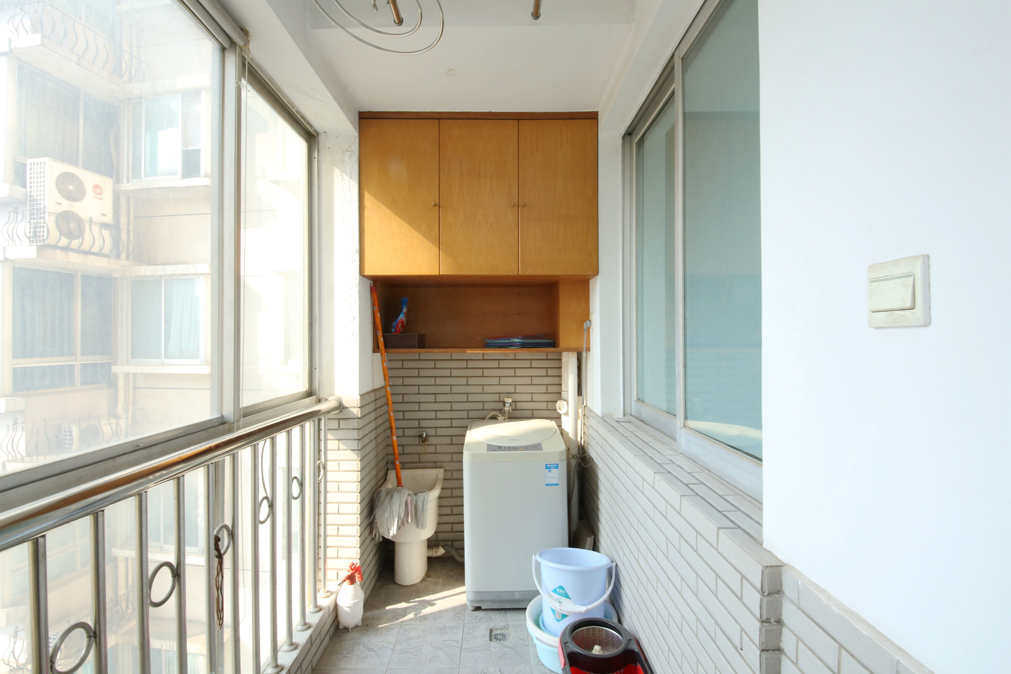 省建苑小区  4室2厅2卫   155.80万阳台