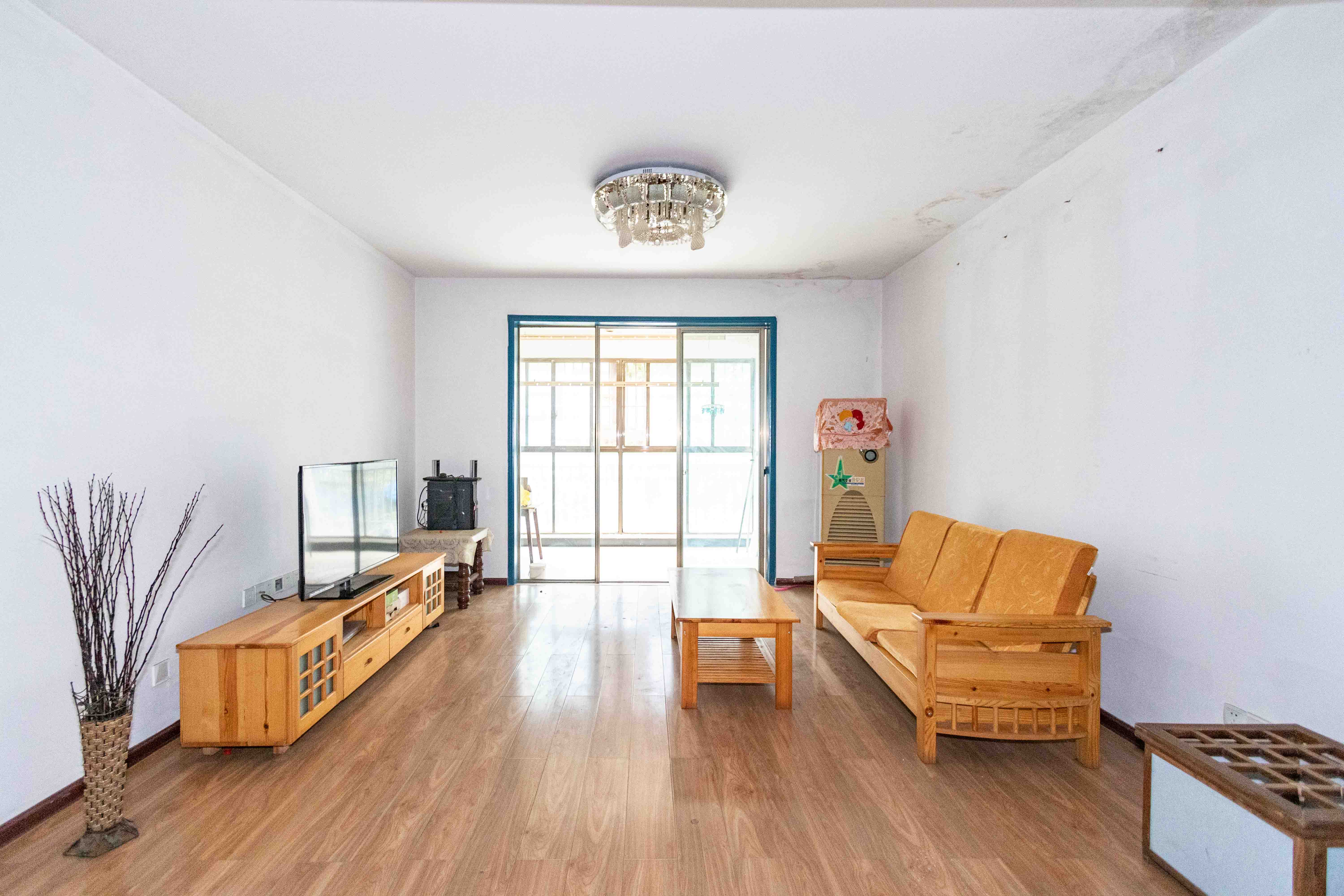 南郡明珠  3室2厅2卫    45.0万 南郡明珠  3室2厅2卫    45.0万客厅