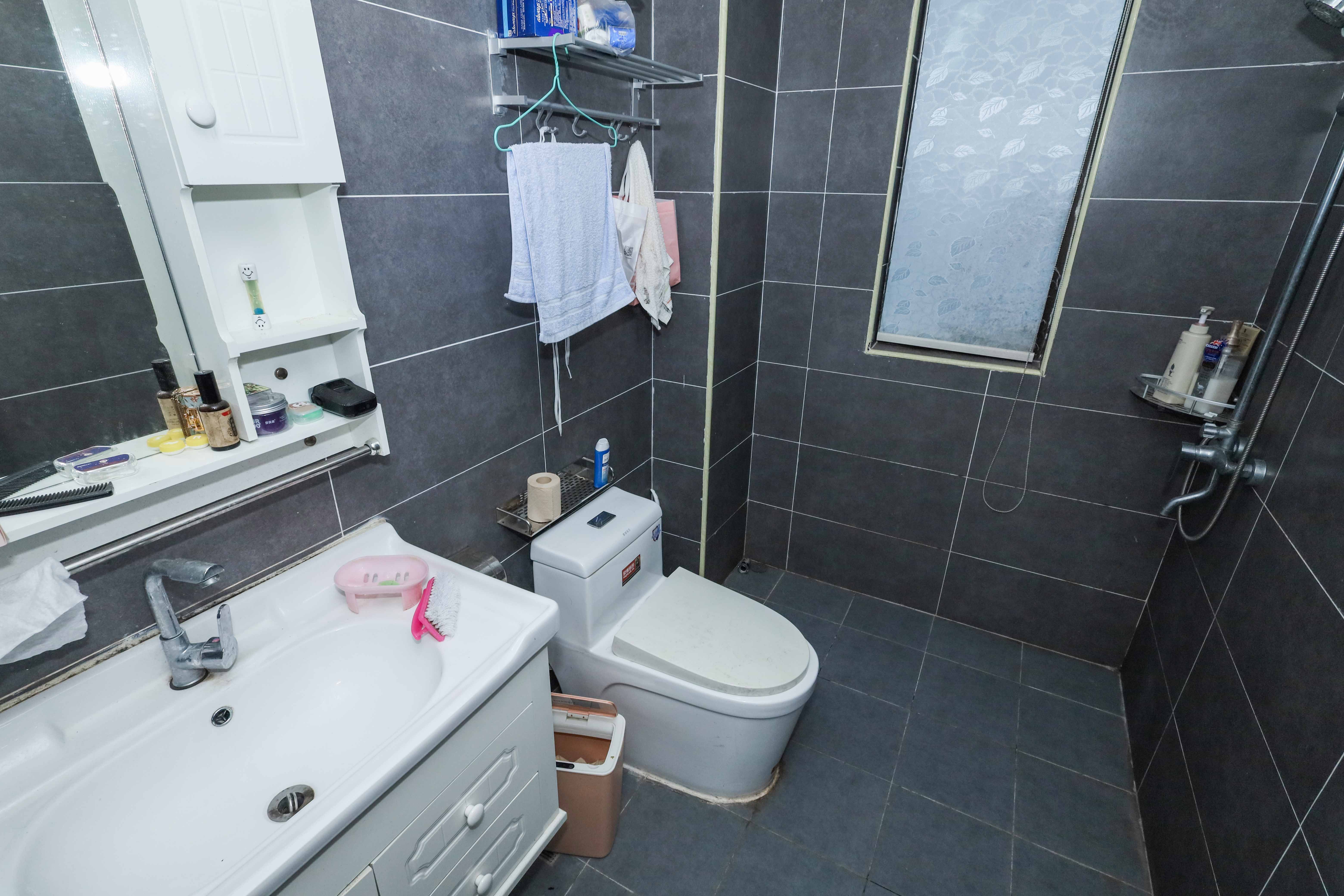 卓越浅水湾  3室2厅2卫    182.0万卫生间