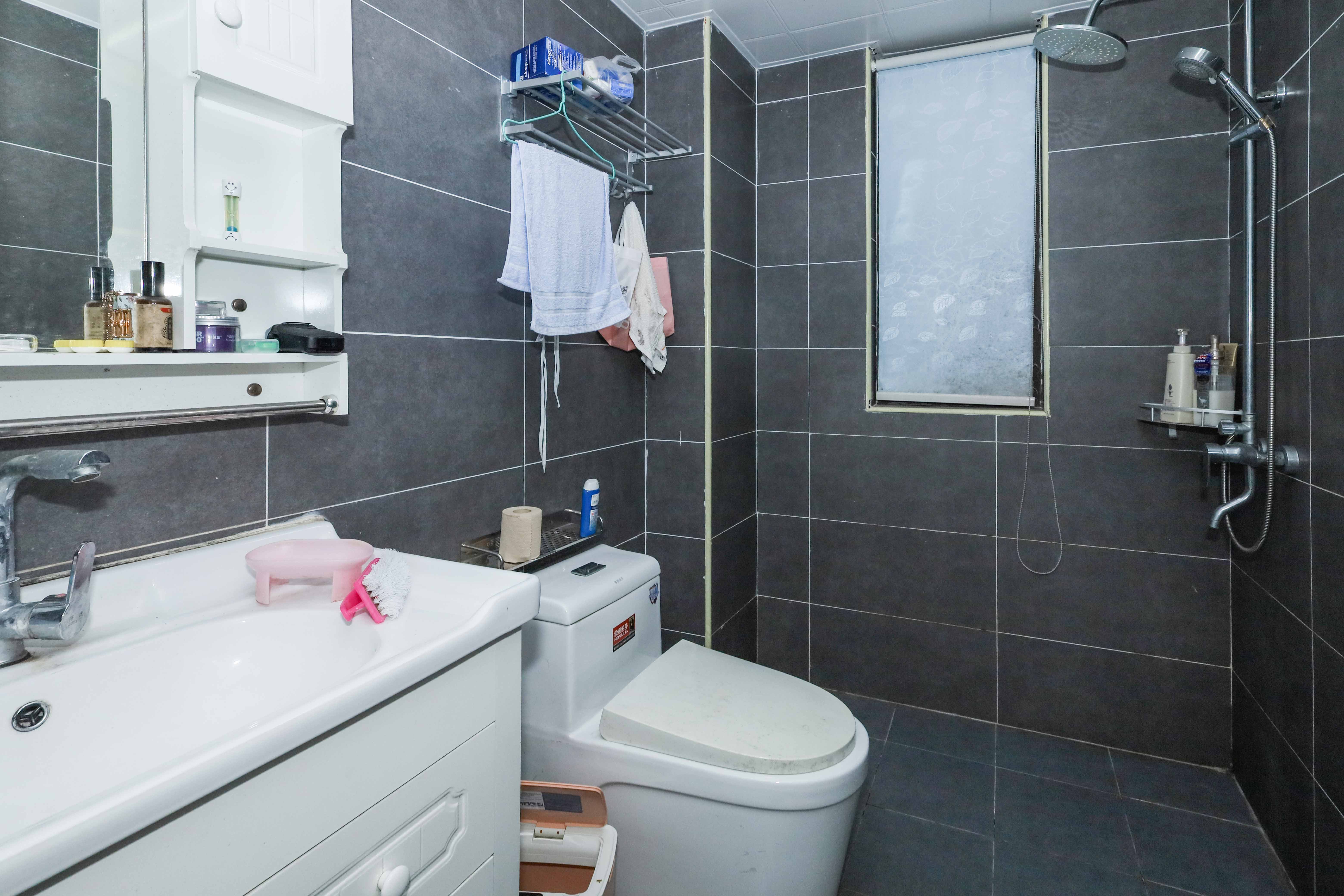 卓越浅水湾  3室2厅2卫    182.0万卫生间