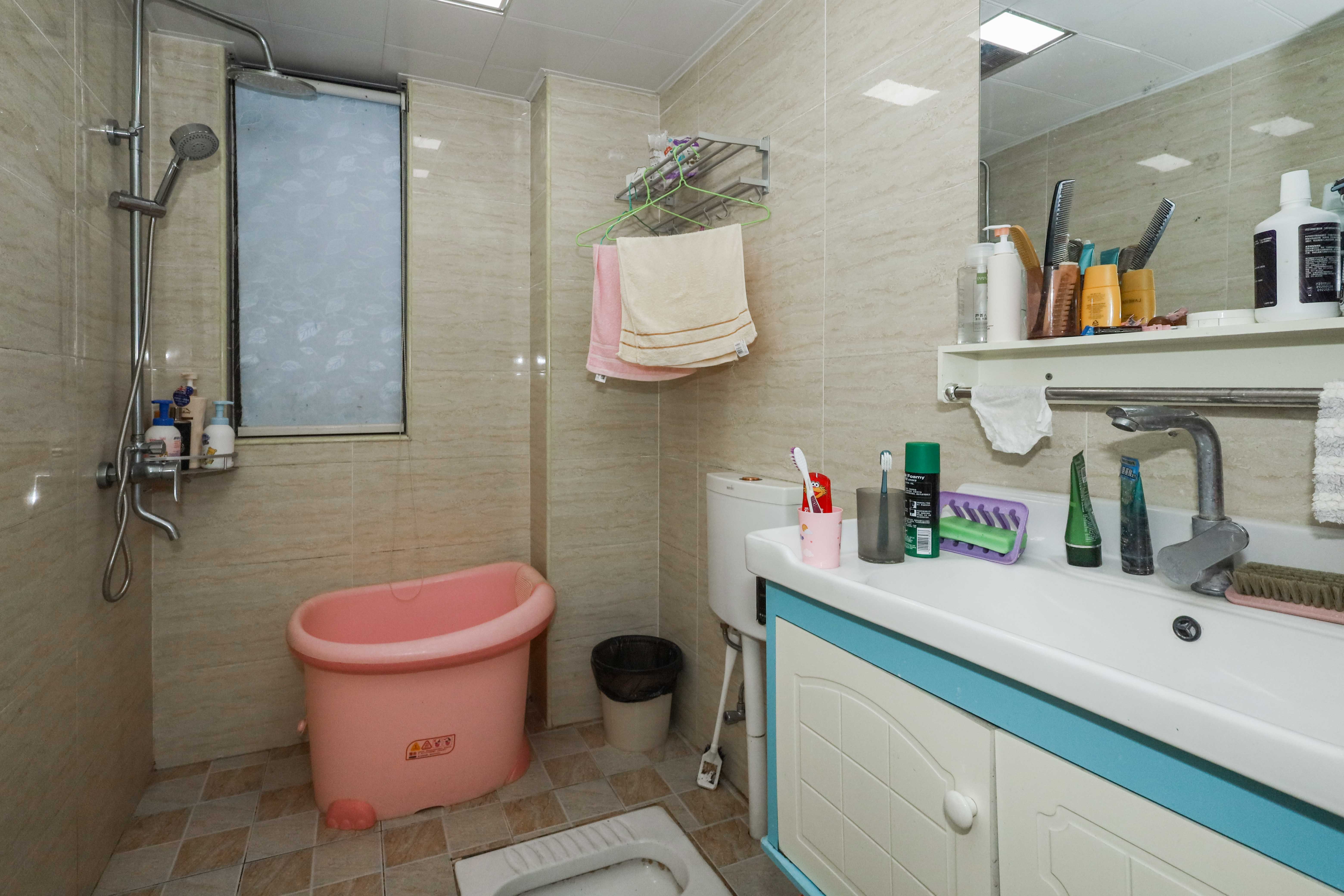 卓越浅水湾  3室2厅2卫    182.0万卫生间