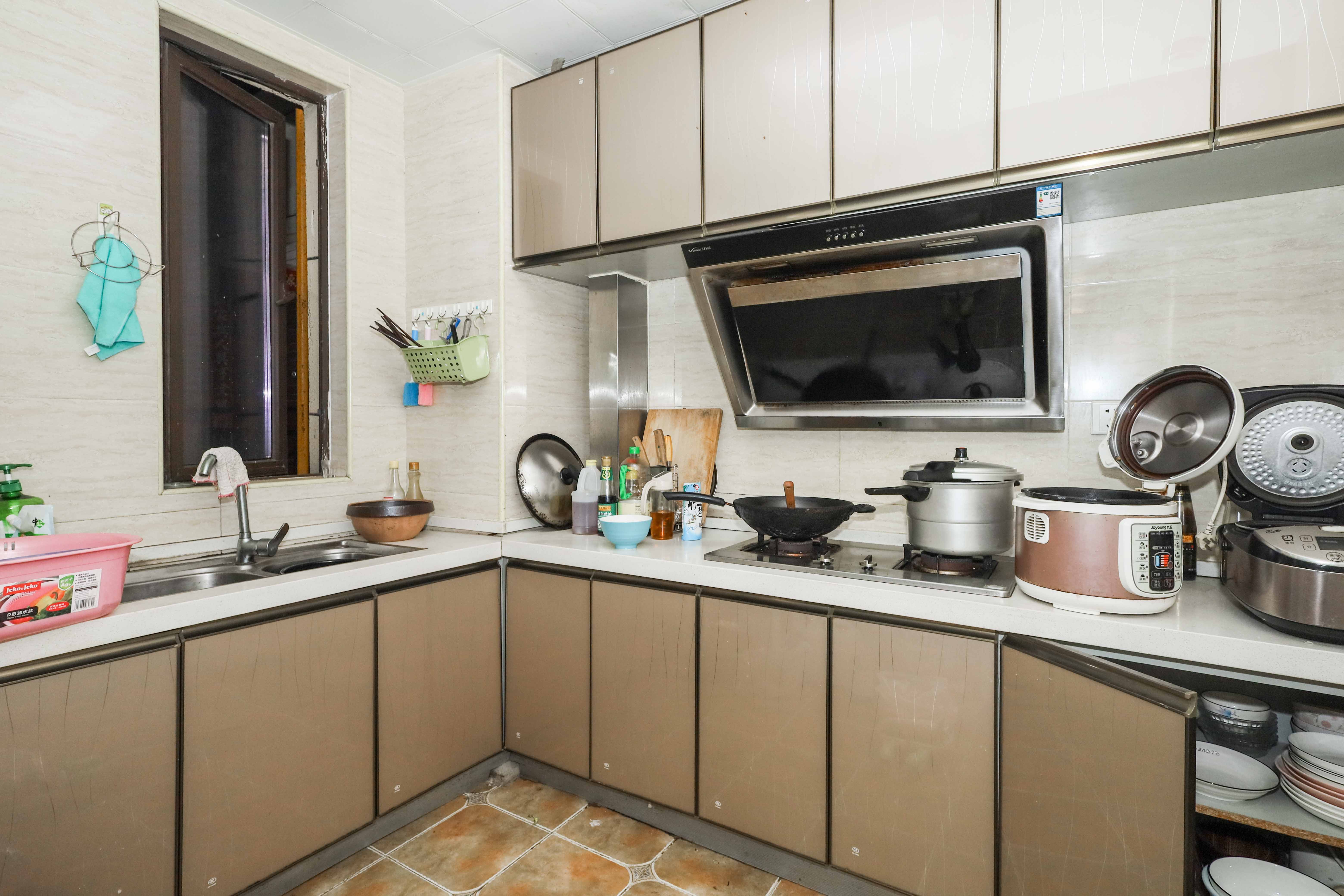 卓越浅水湾  3室2厅2卫    182.0万厨房