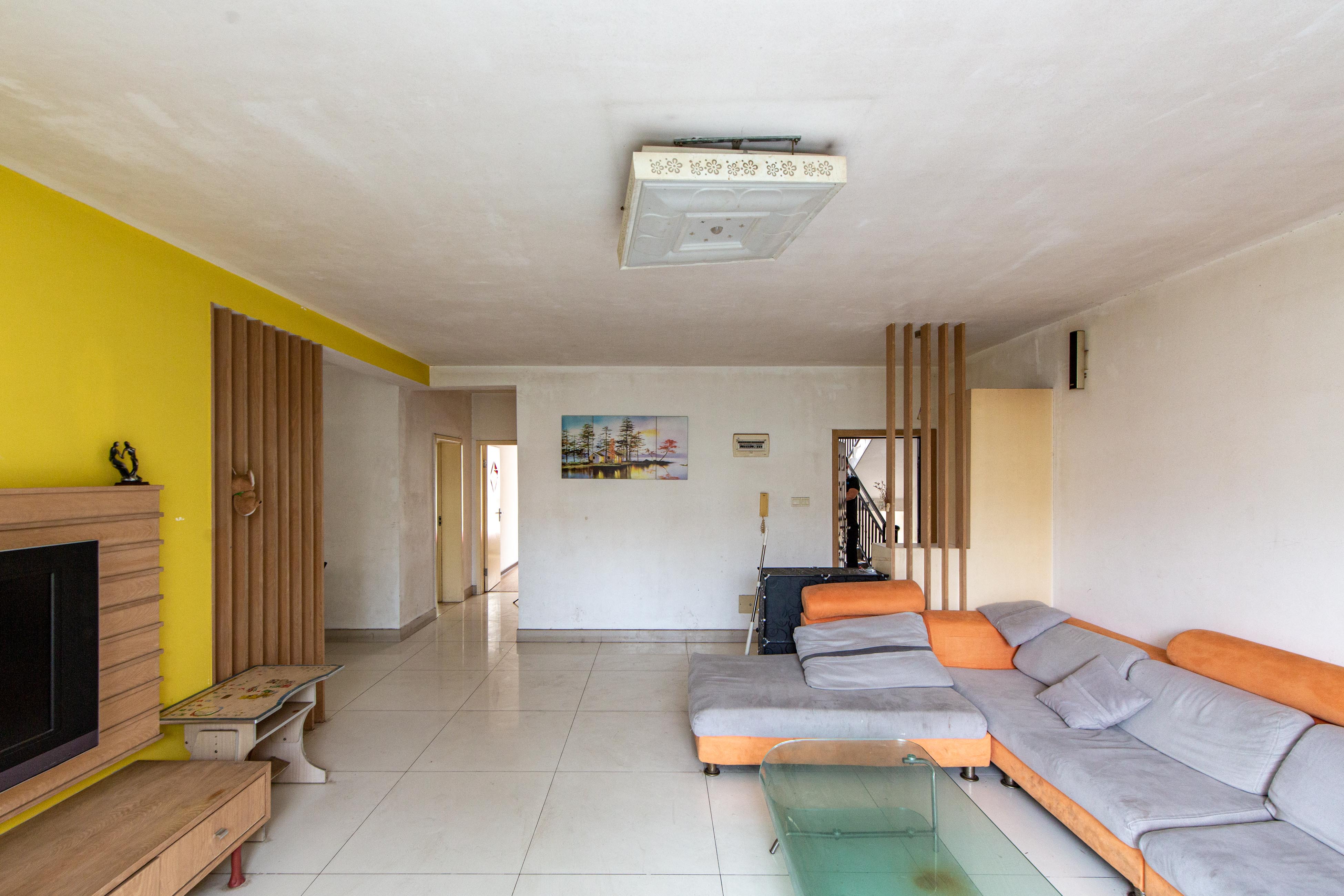 新星小区  3室2厅2卫    70.0万 新星小区  3室2厅2卫    70.0万客厅