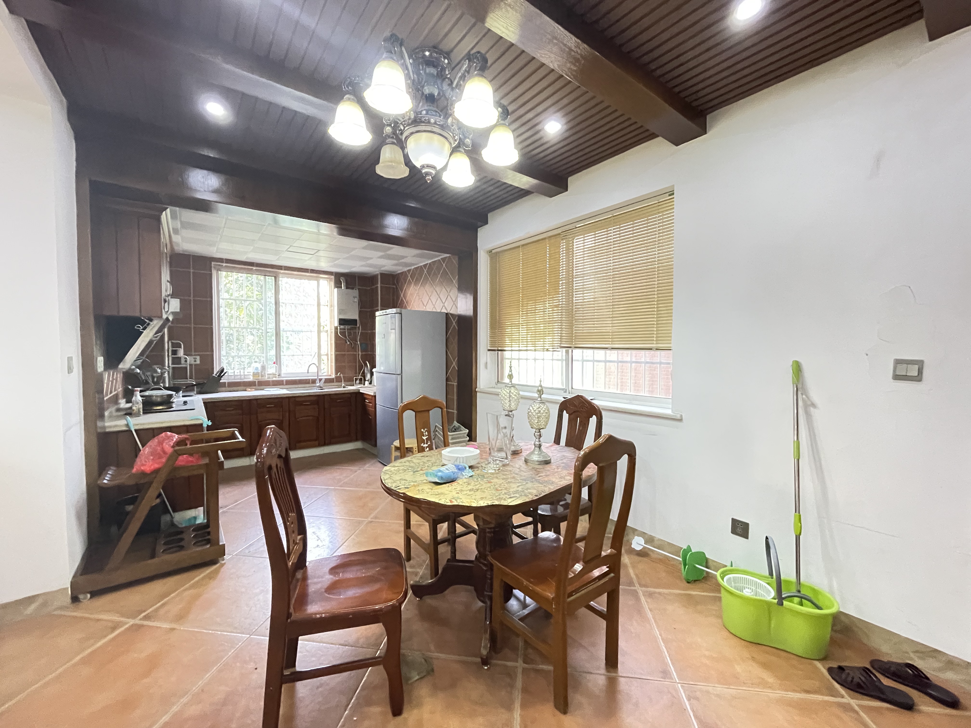 岳塘区电业局宿舍（云盘花园）  3室2厅2卫   102.00万客厅