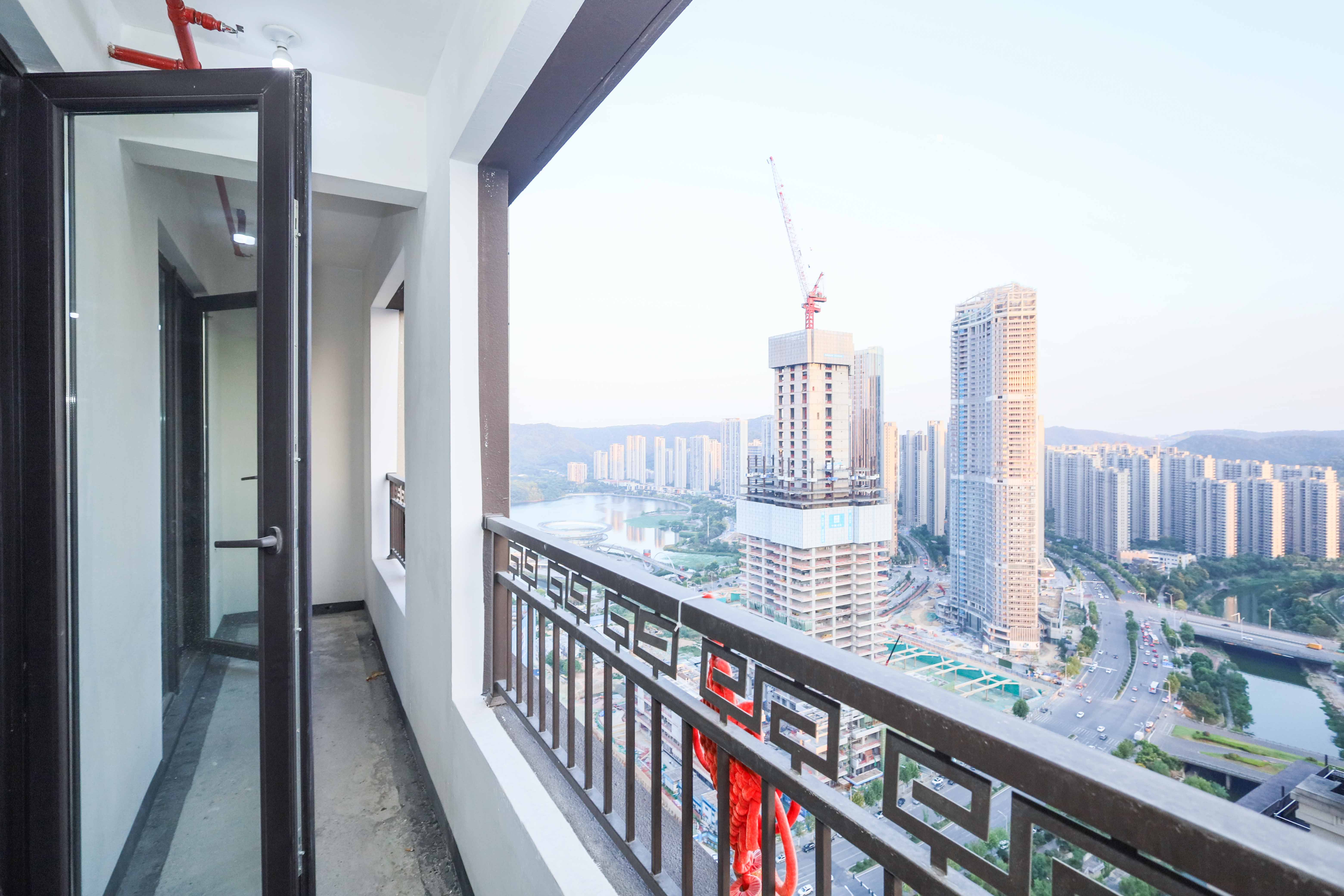 建发央著  4室2厅2卫   190.00万阳台