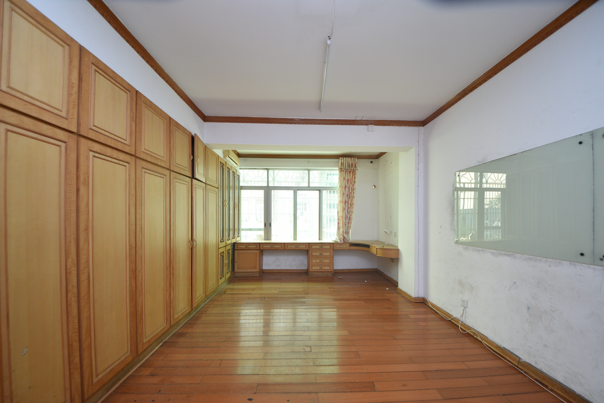 长城花园  4室2厅2卫   125.00万其他