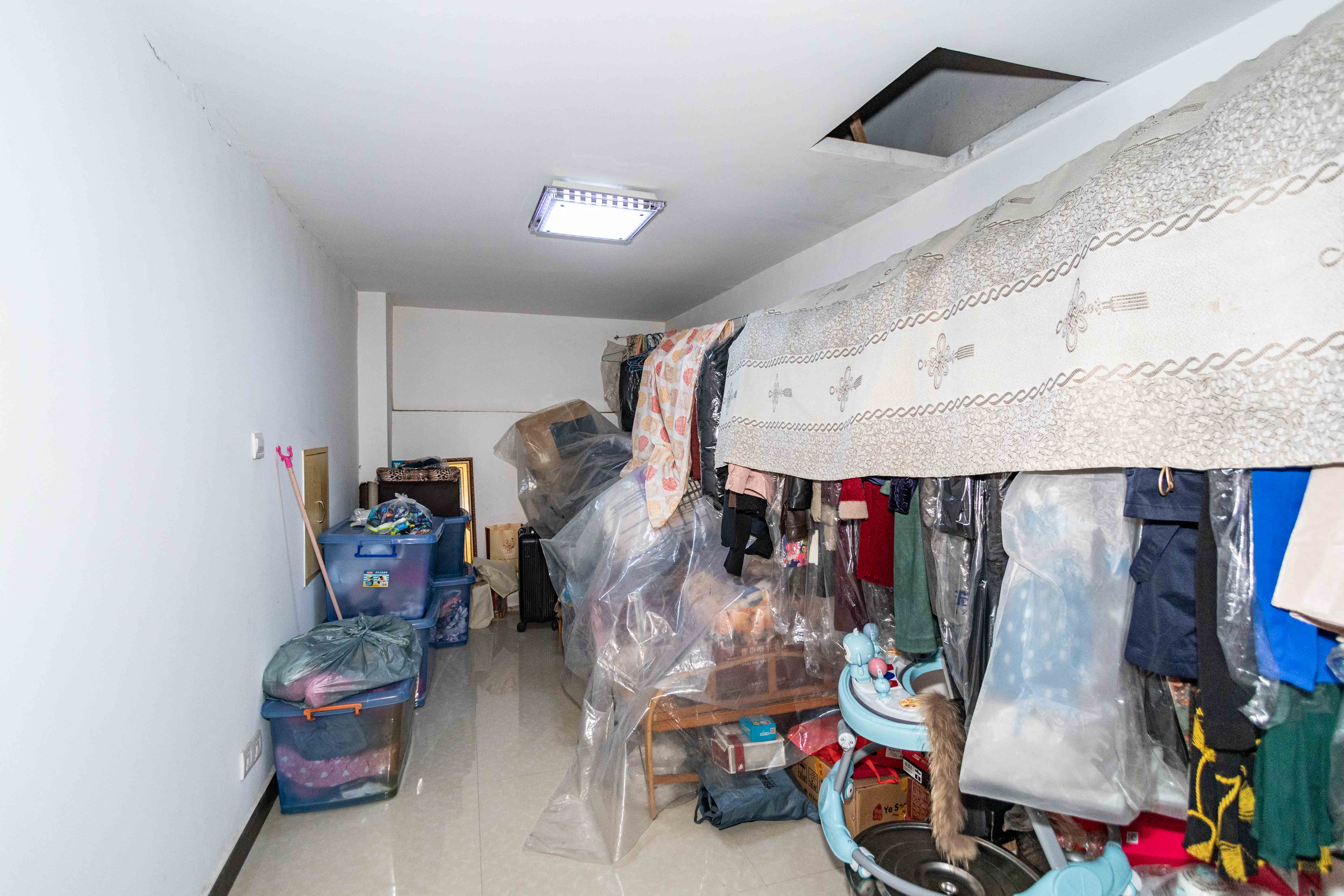景环小区  5室2厅2卫   70.00万卧室