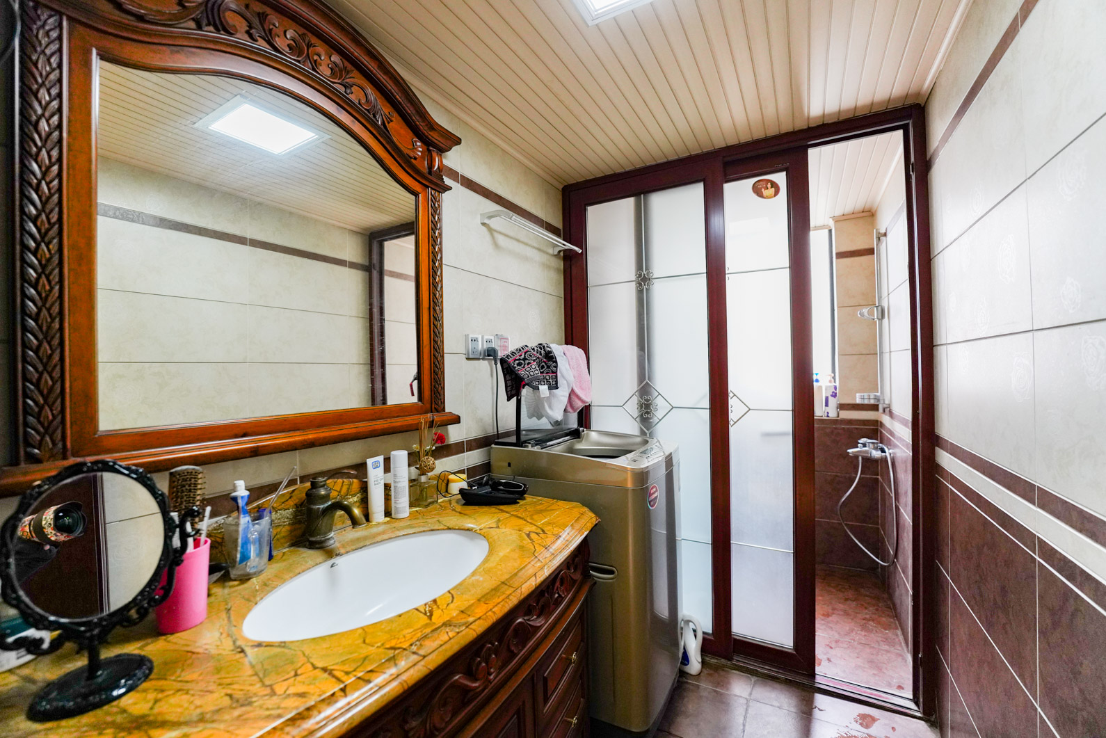 鑫远湘府华城  4室2厅2卫    195.0万 鑫远湘府华城  4室2厅2卫    195.0万卫生间