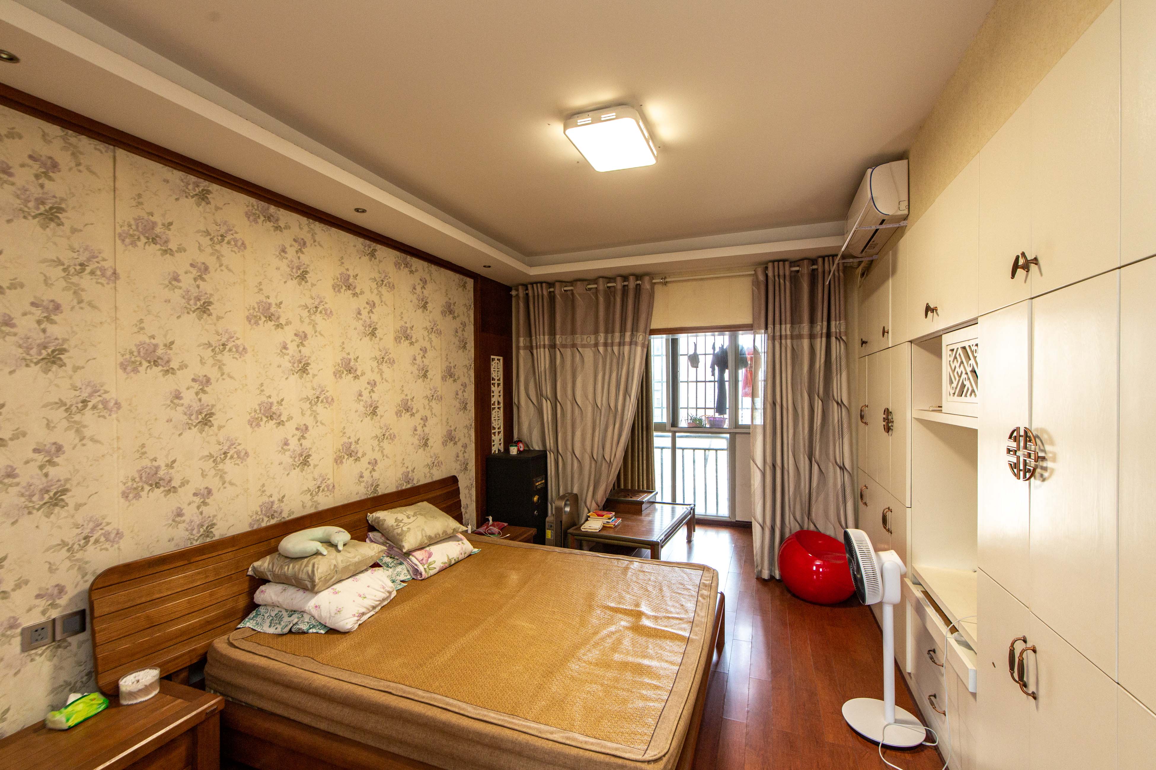 白沙湾嘉园  4室2厅2卫    136.0万卧室