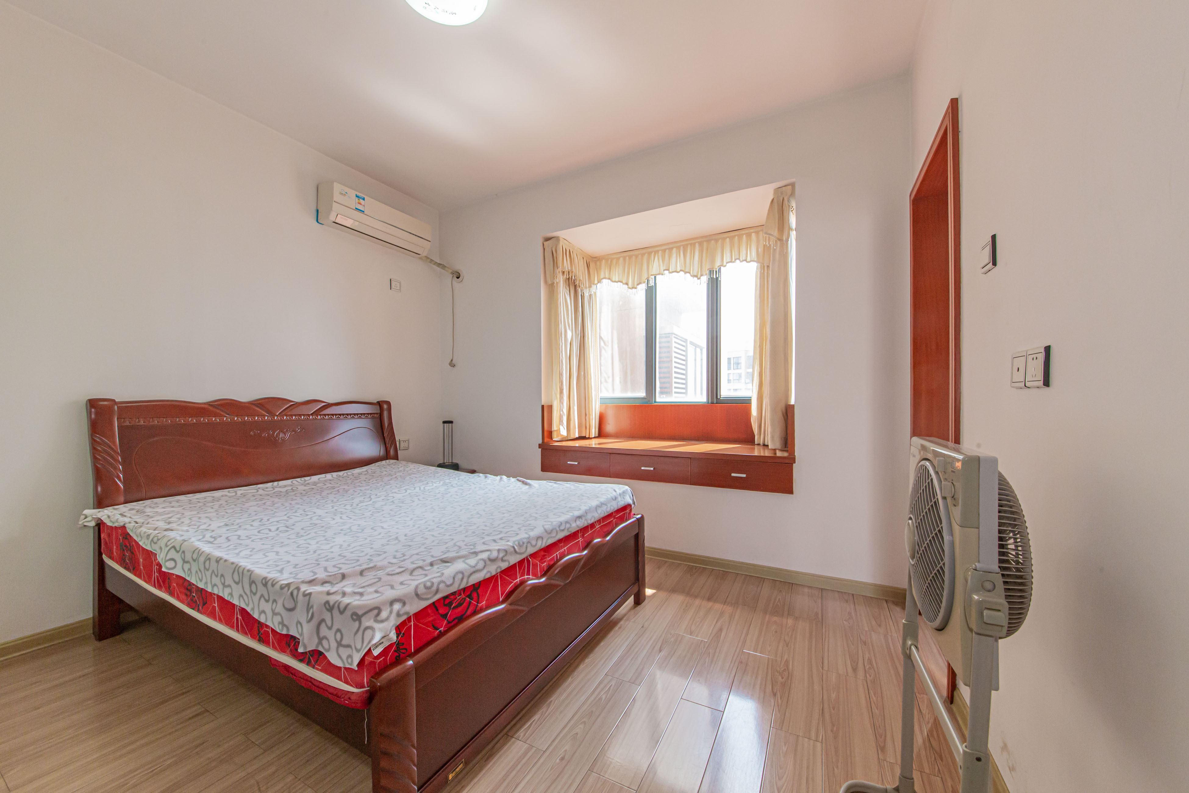 标志浪漫满屋(枫景公寓)  2室2厅1卫    60.0万 标志浪漫满屋(枫景公寓)  2室2厅1卫    60.0万卧室