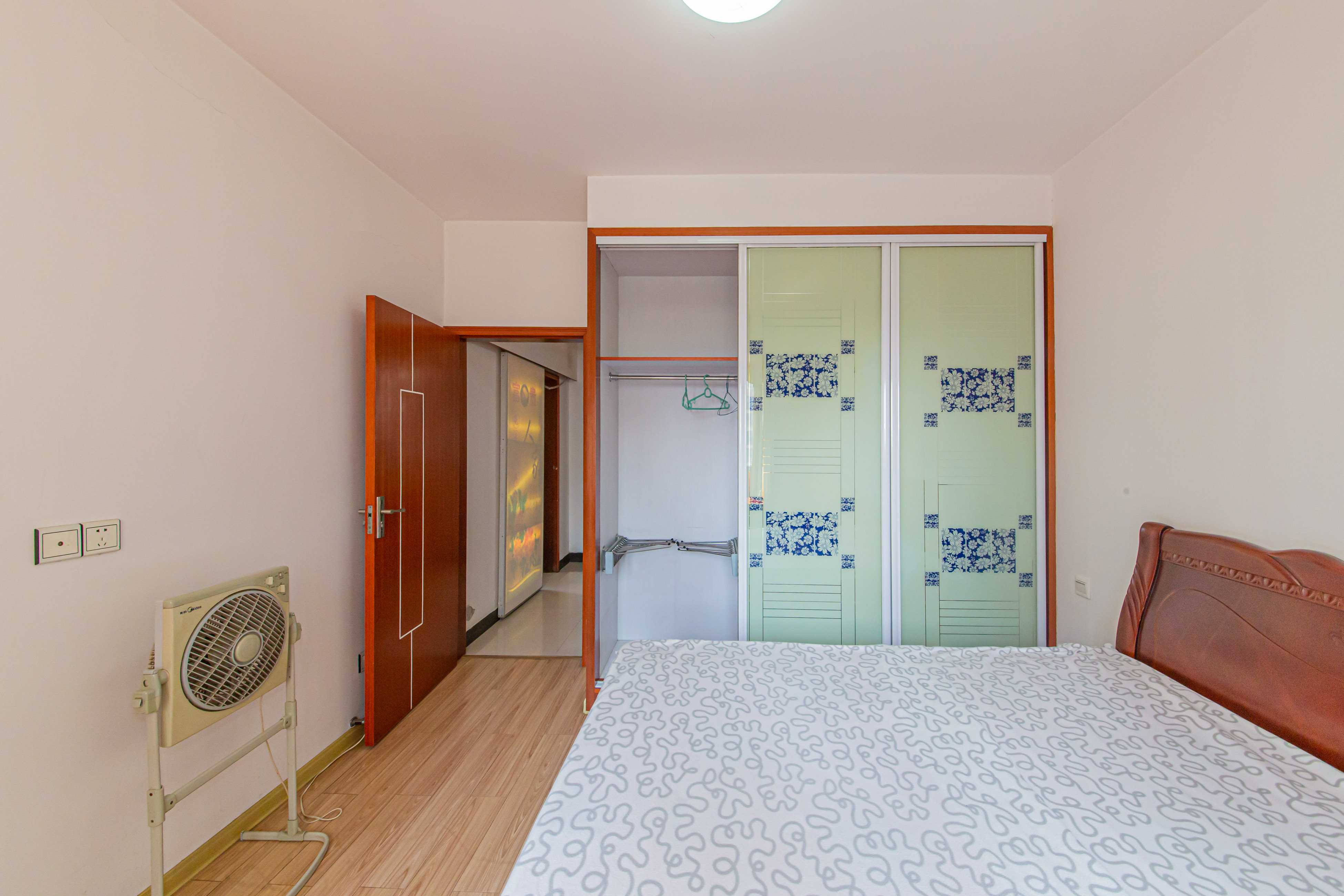 标志浪漫满屋(枫景公寓)  2室2厅1卫    60.0万 标志浪漫满屋(枫景公寓)  2室2厅1卫    60.0万卧室