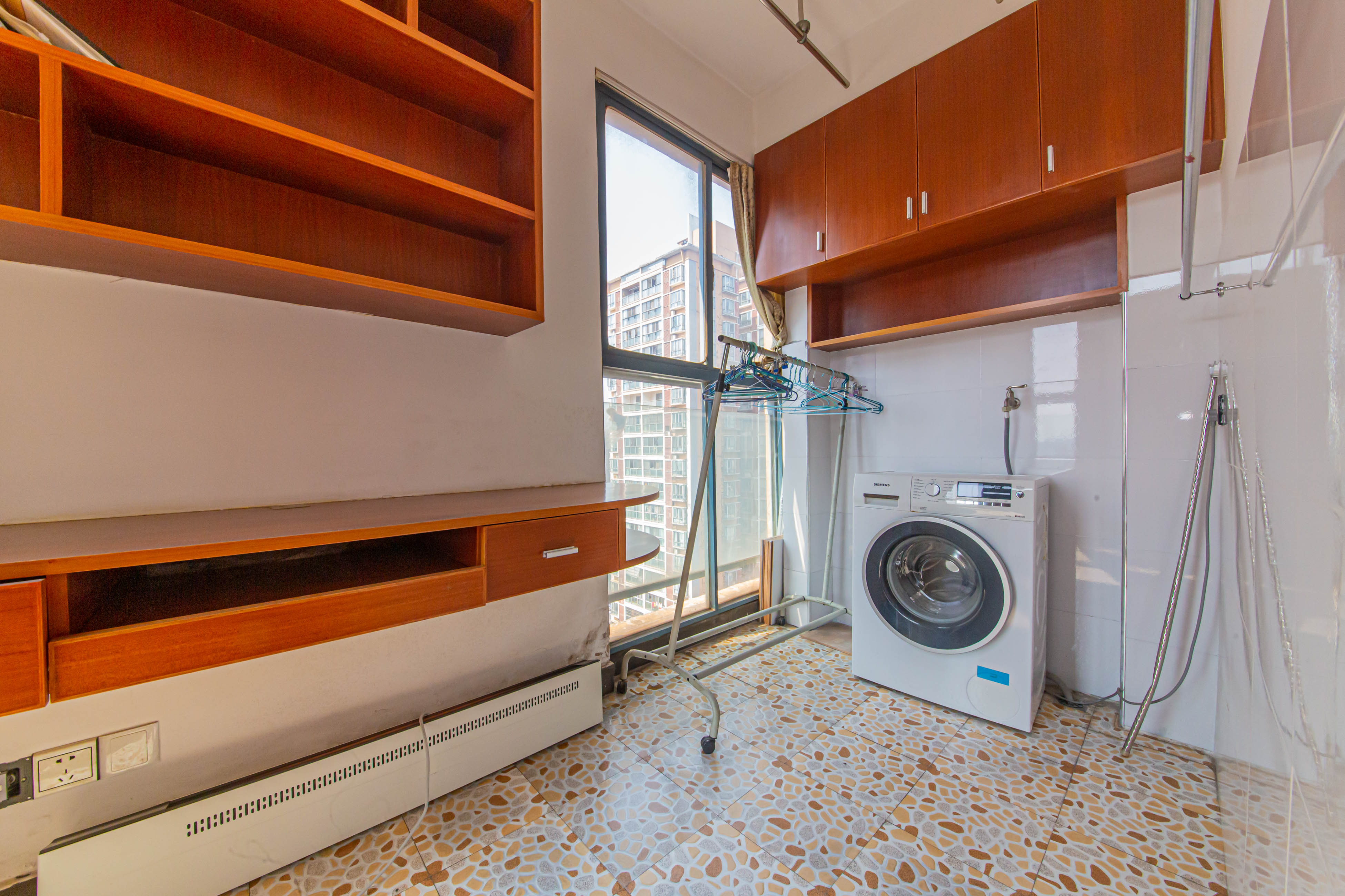 标志浪漫满屋(枫景公寓)  2室2厅1卫    60.0万 标志浪漫满屋(枫景公寓)  2室2厅1卫    60.0万阳台