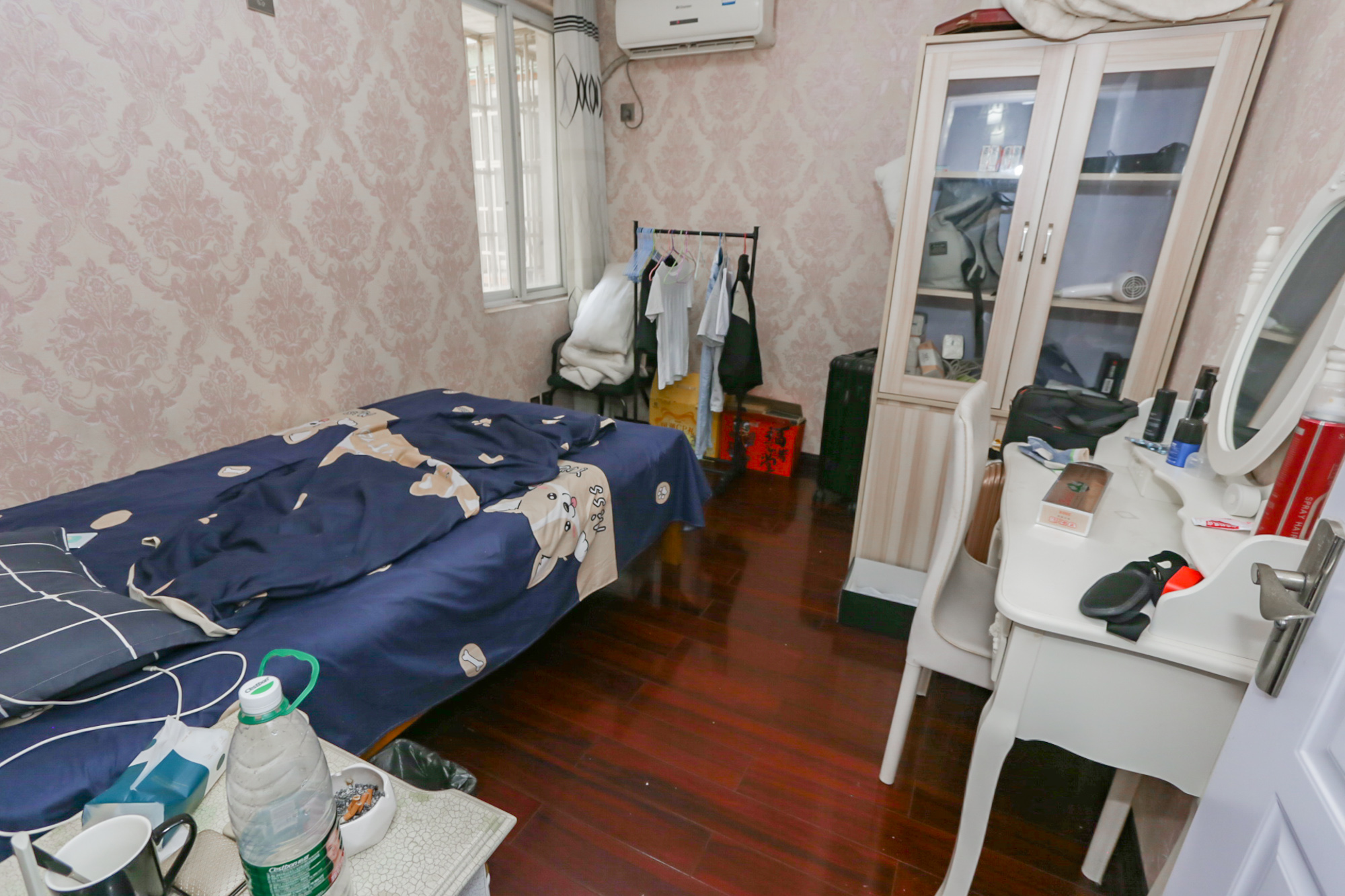 老灯泡厂宿舍（啤酒厂宿舍）  3室2厅2卫   79.00万卧室
