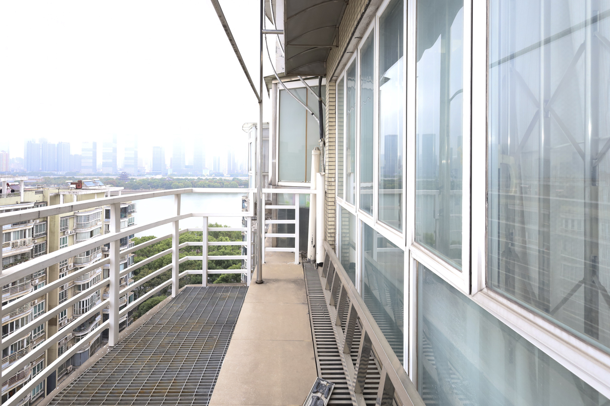 江岸景苑  6室4厅4卫   376.00万阳台