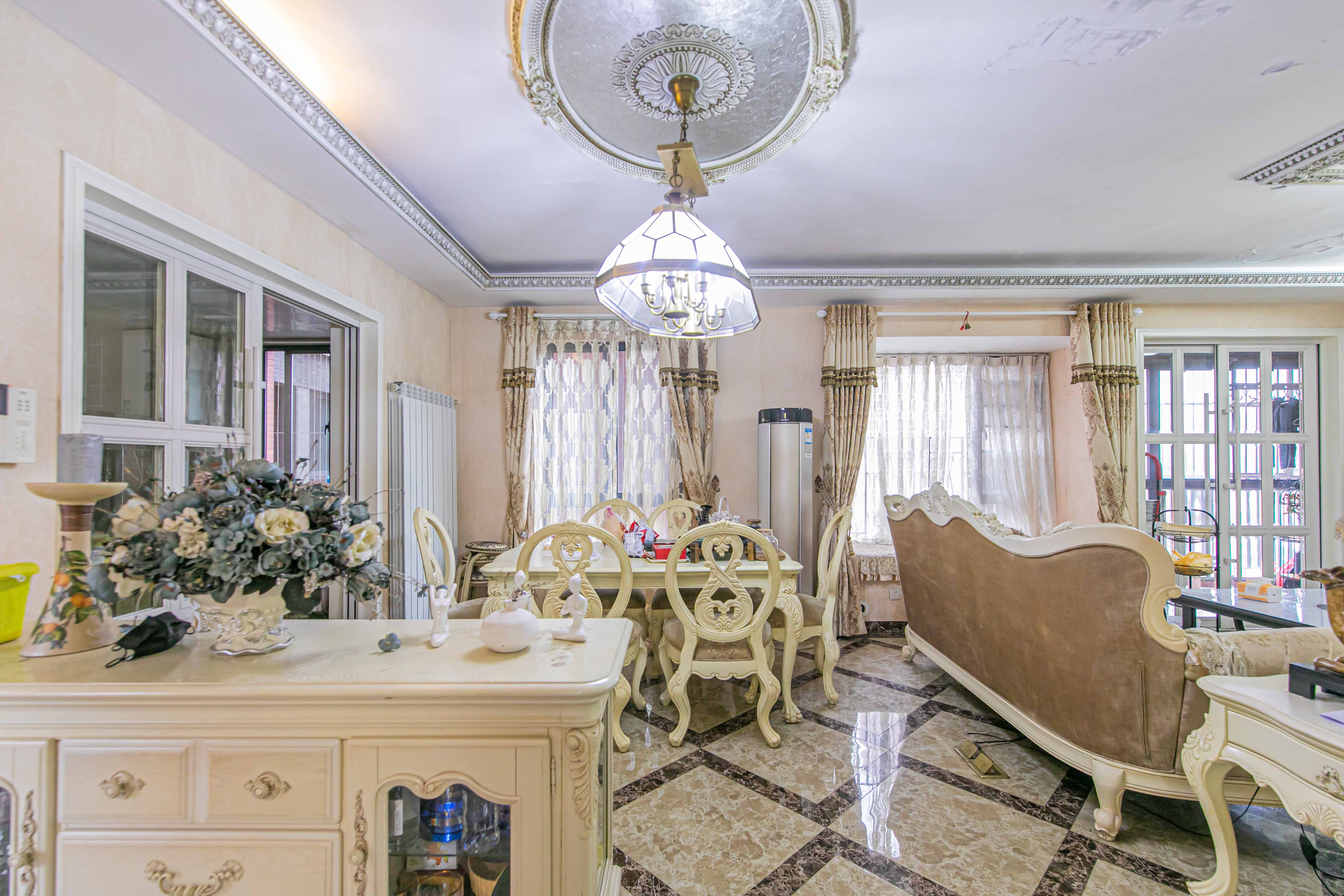 华润凤凰城二期 5室2厅2卫 148.0万 华润凤凰城二期 5室2厅2卫 148.0万客厅