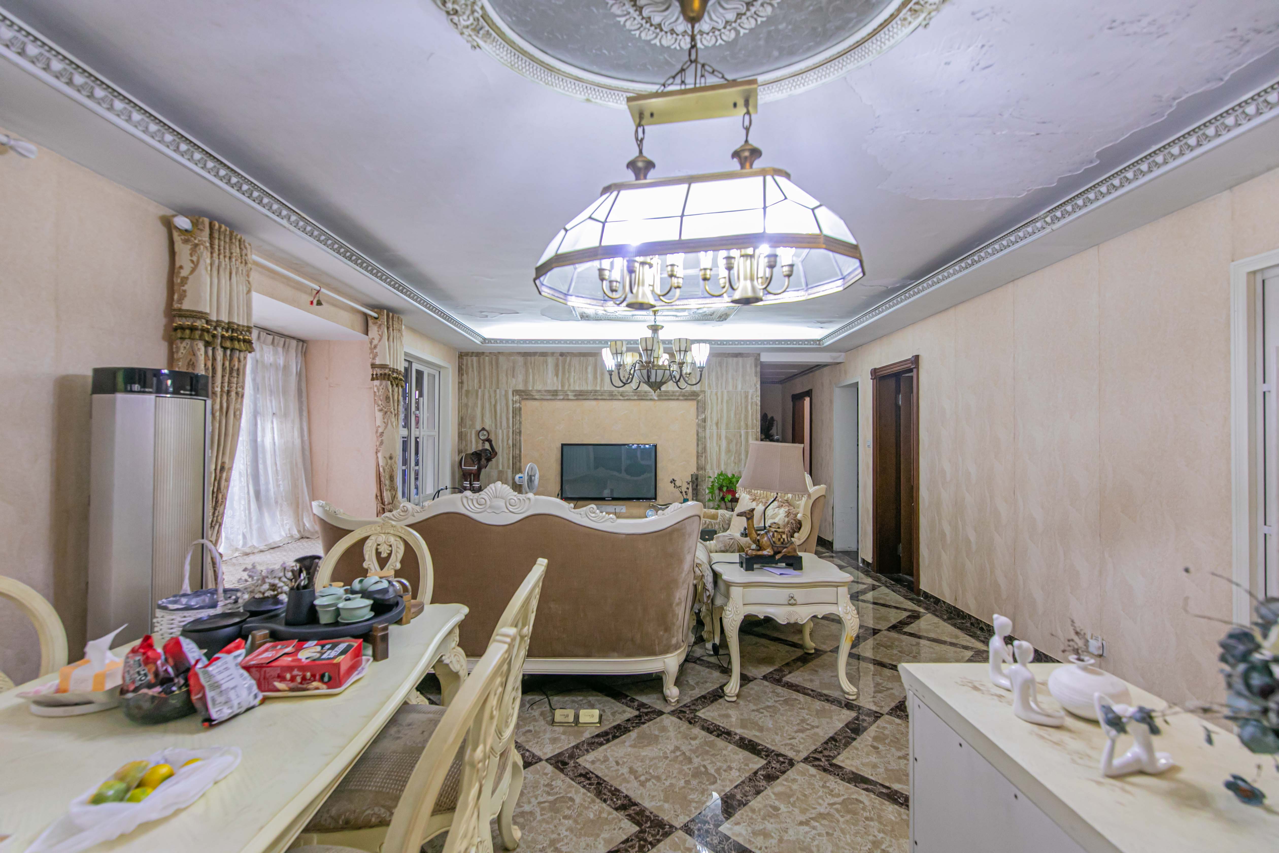 华润凤凰城二期 5室2厅2卫 148.0万 华润凤凰城二期 5室2厅2卫 148.0万客厅