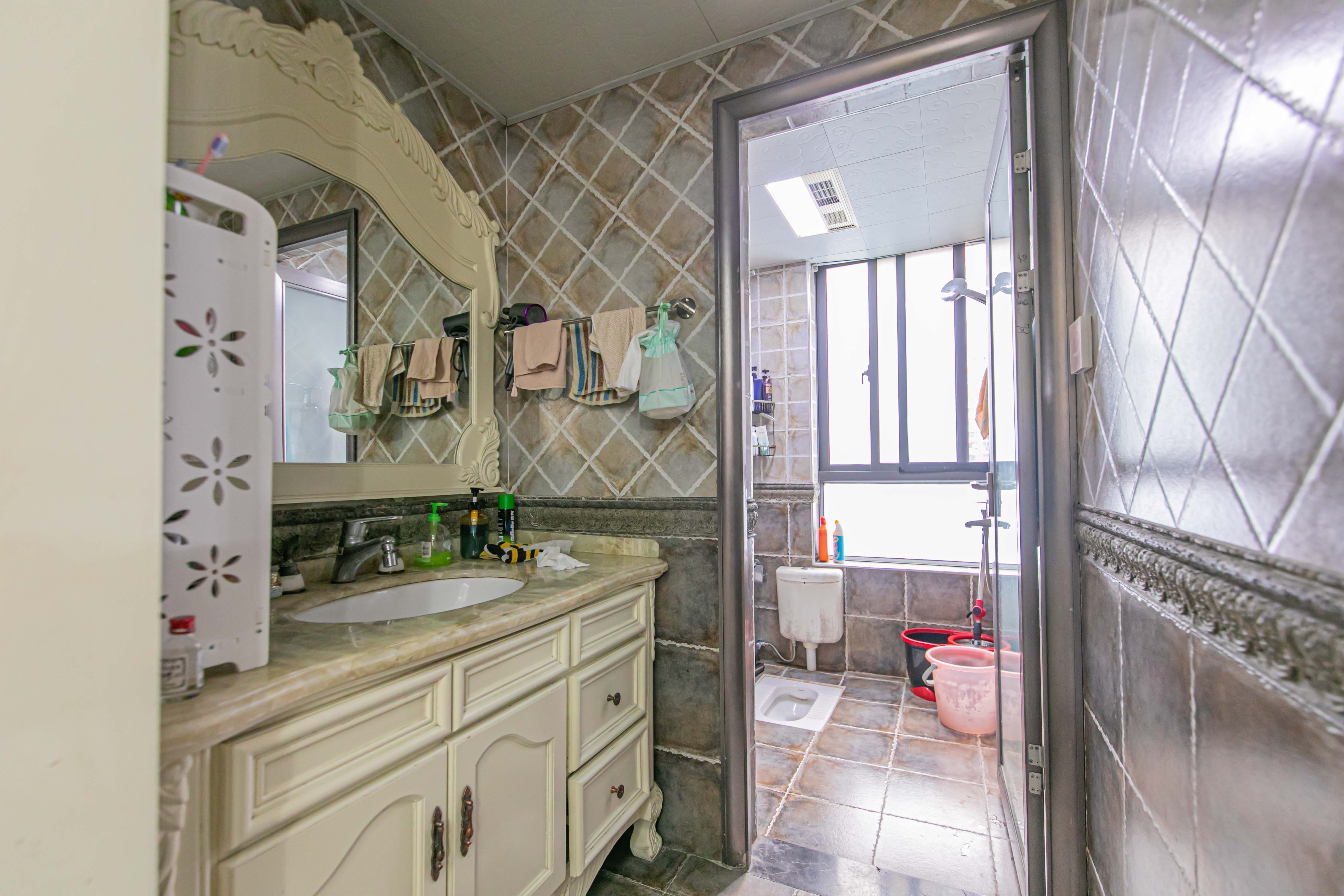 华润凤凰城二期 5室2厅2卫 148.0万 华润凤凰城二期 5室2厅2卫 148.0万卫生间